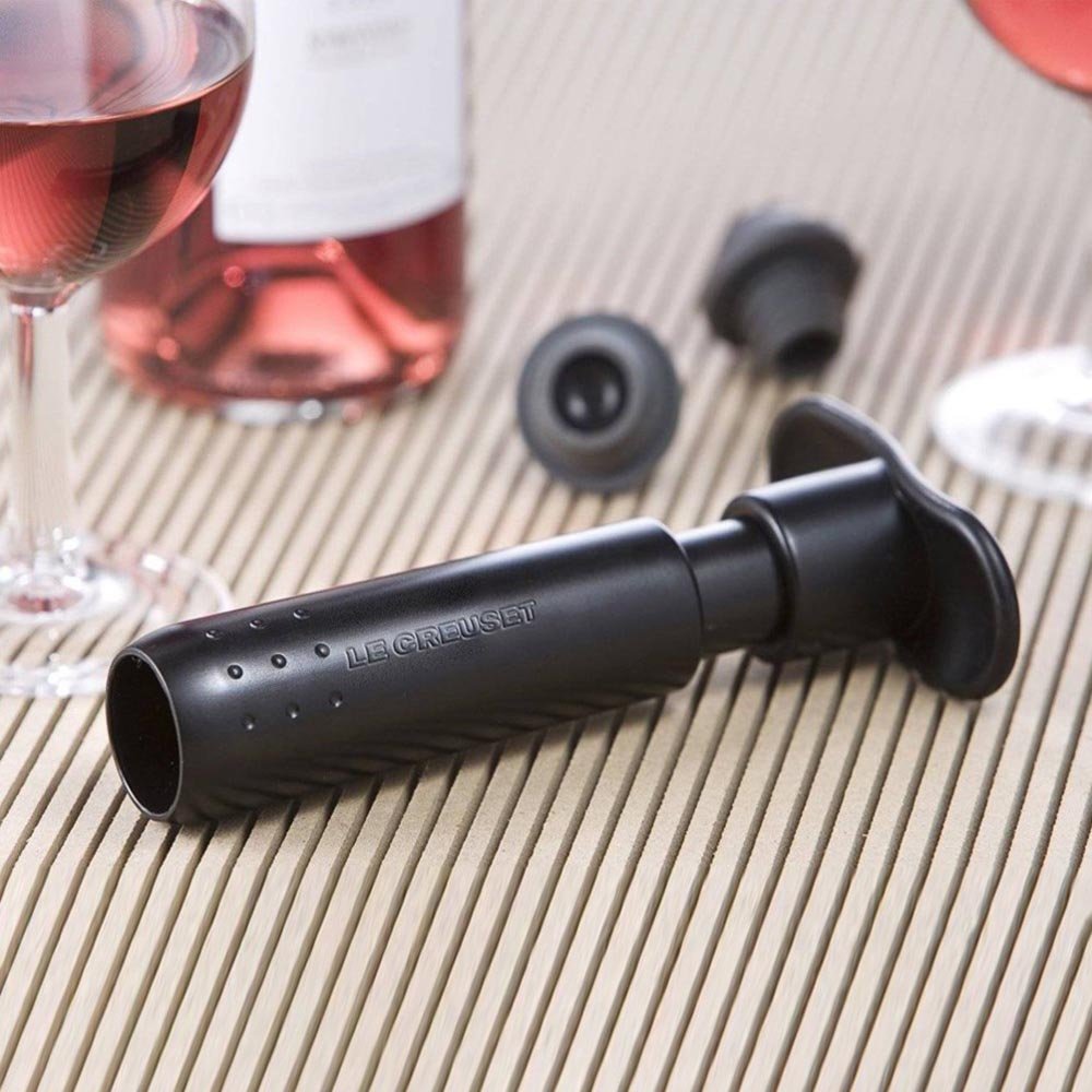 LE CREUSET Pompe à Vin en Plastique avec 3 Bouchons, WA 137, Cerise, 49200000608200