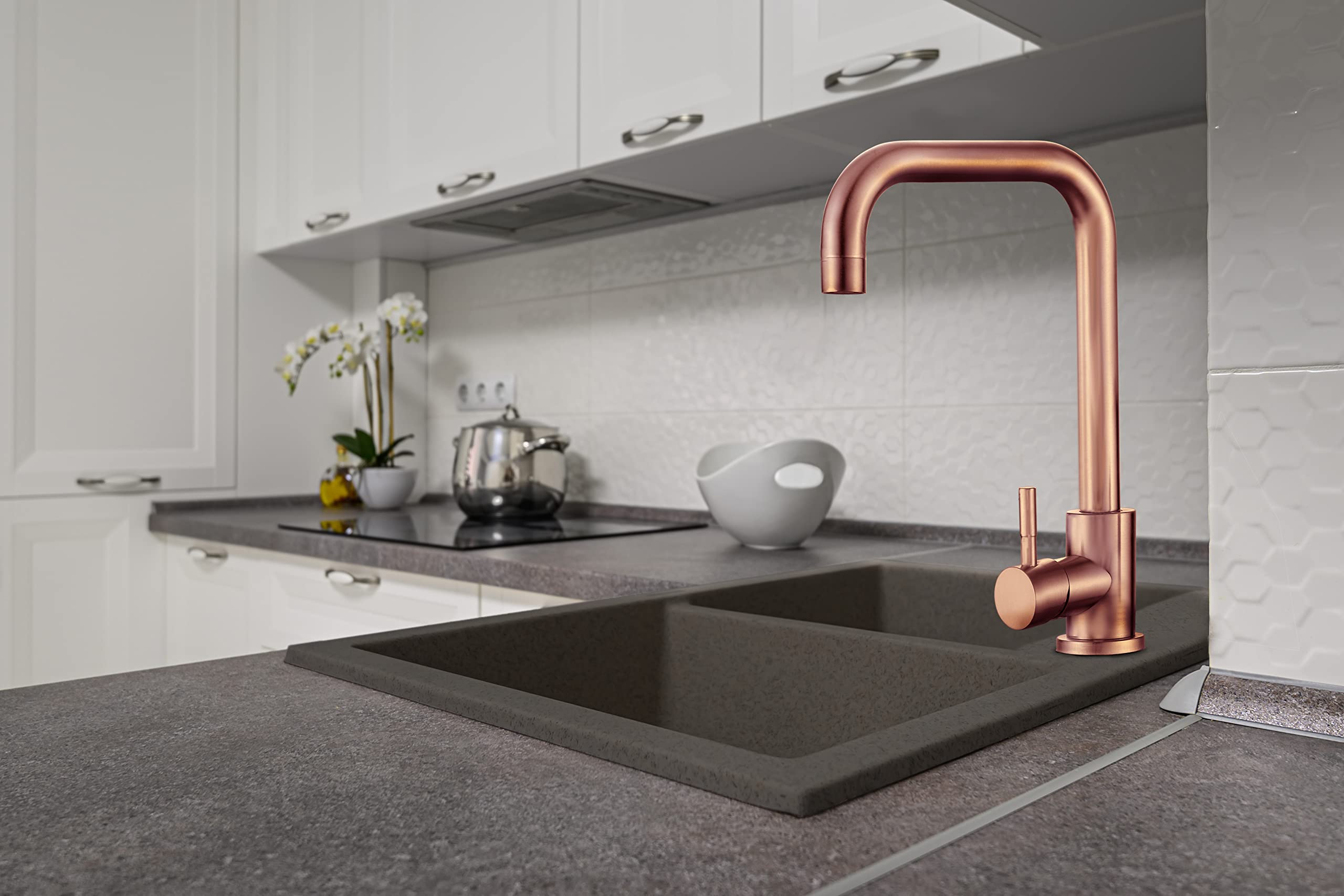 Grifo monomando para fregadero de cocina, color oro rosa cepillado | Lujoso acero inoxidable 304 con kit de limpieza y montaje, diseño de cuello giratorio angular, agua fría y caliente