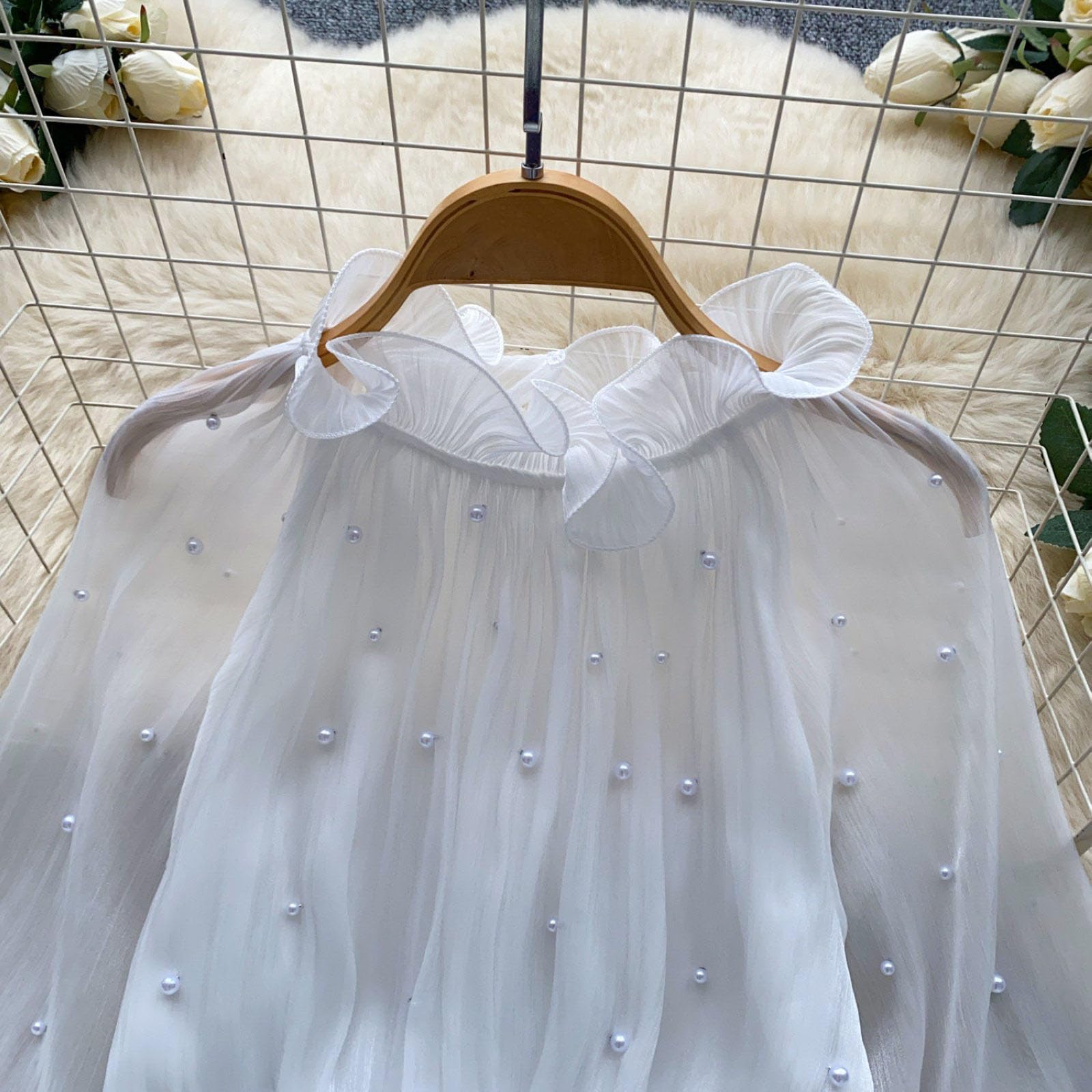 Bluse da donna autunnali con volant, top a manica lunga, decorazione con perle, polsini arricciati e colletto con volant