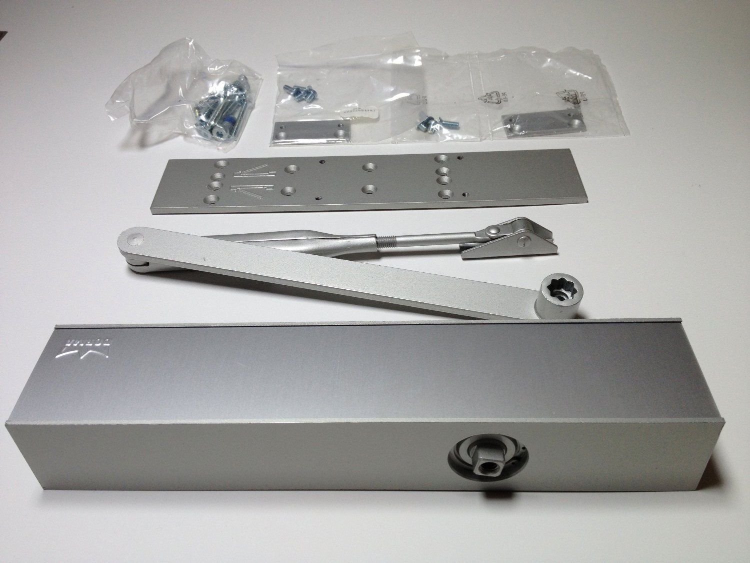 Dorma TS89F EN3-6 - Cierrapuertas con placa de montaje y placa de bisagra