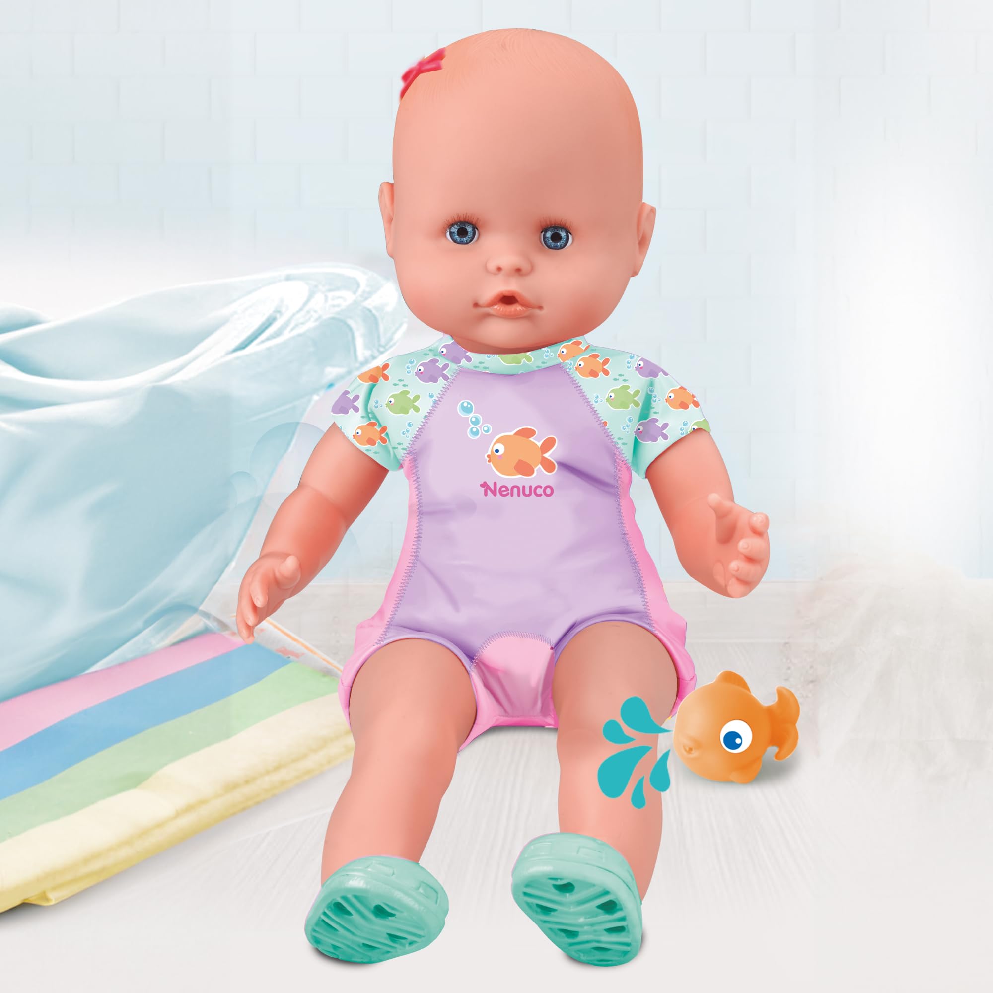 Nenuco - Mi Primer baño, un muñeco blandito de Cuerpo Sumergible, lo Puedes Meter en la bañera, en la Piscina y en el mar. Incluye bañador y un pececito Que se Puede Meter en el Agua (NFN88000)