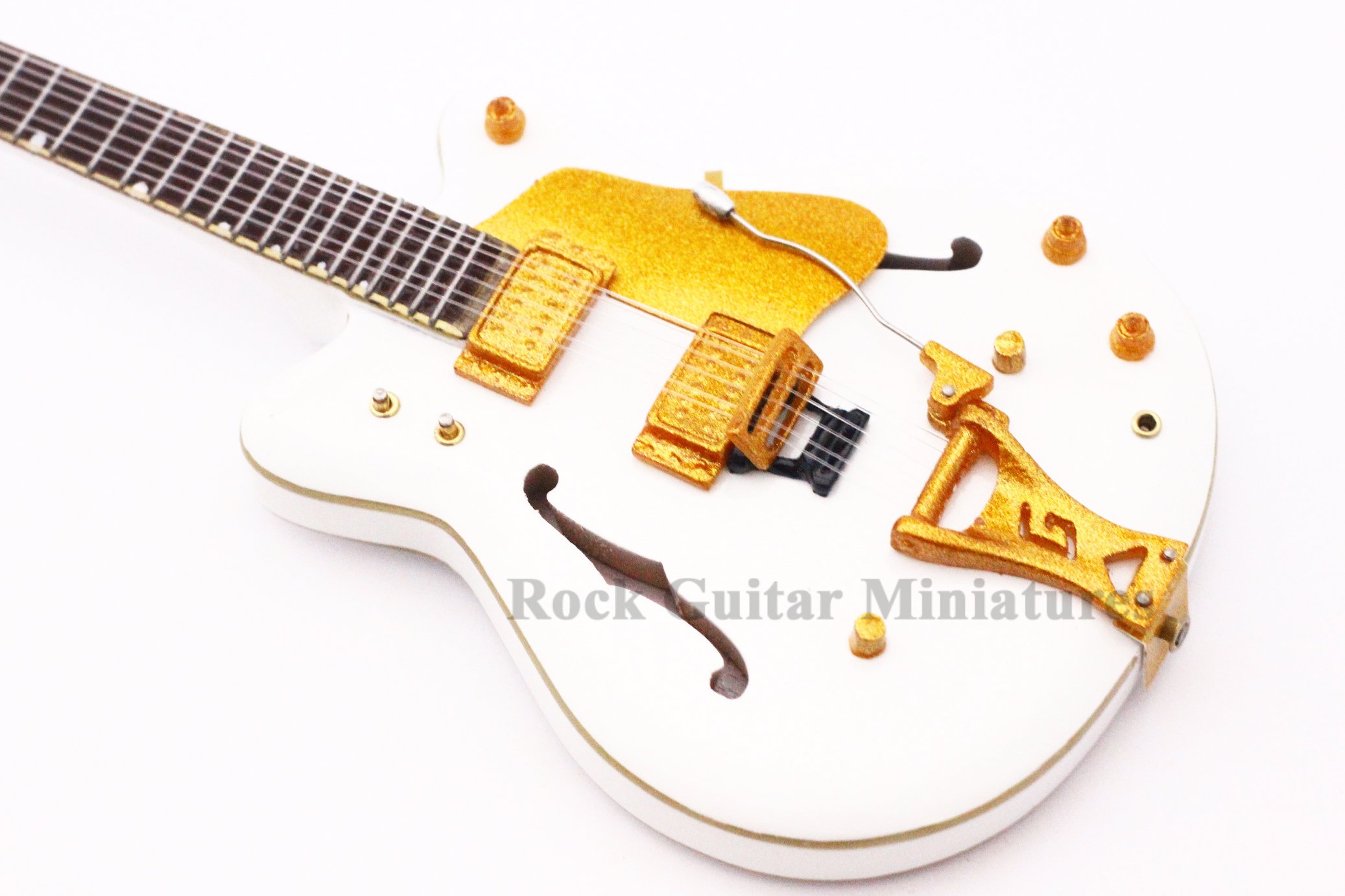 rgm651 Neil Young guitare Miniature - Les Beatles, Paul McCartney, John Lennon, RIngo Starr, George Harrison rgm651 Neil Young guitare Miniature