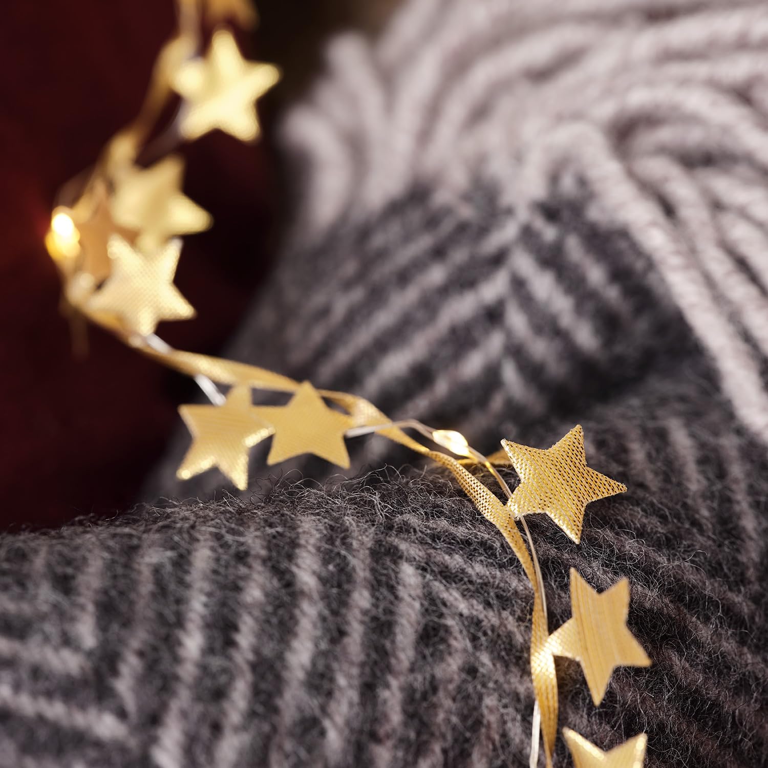 Lights4fun Guirnalda Luminosa de Estrellas de Tela Dorada a 40 LED Blanco Cálido a Pilas con Temporizador Iluminación de Navidad Decoración para Interiores