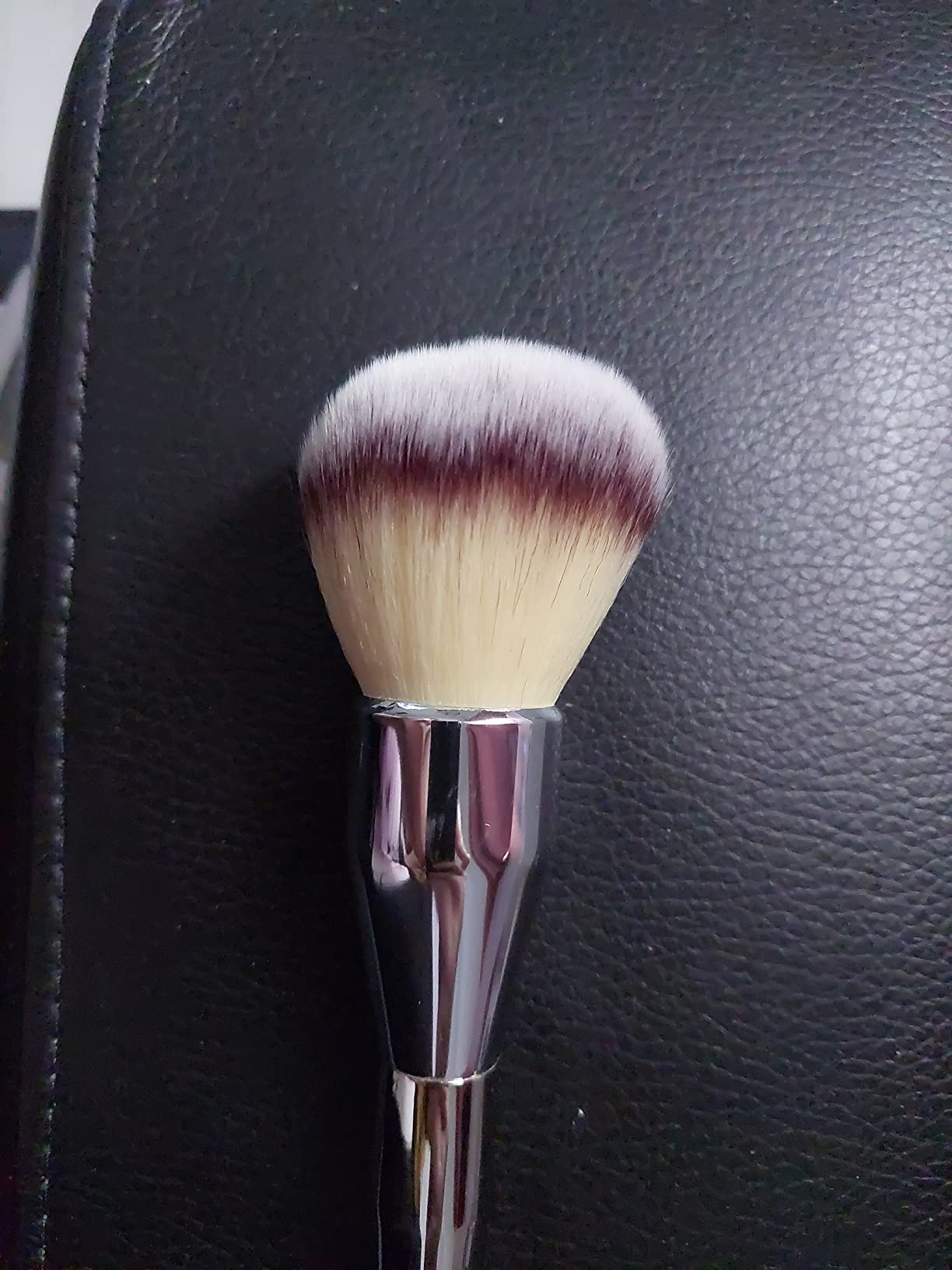 Tiyiyok Profi Schminkpinsel Abgewinkelt – Multifunktion Für Foundation, Puder, Blush, Bronzer & Highlighter