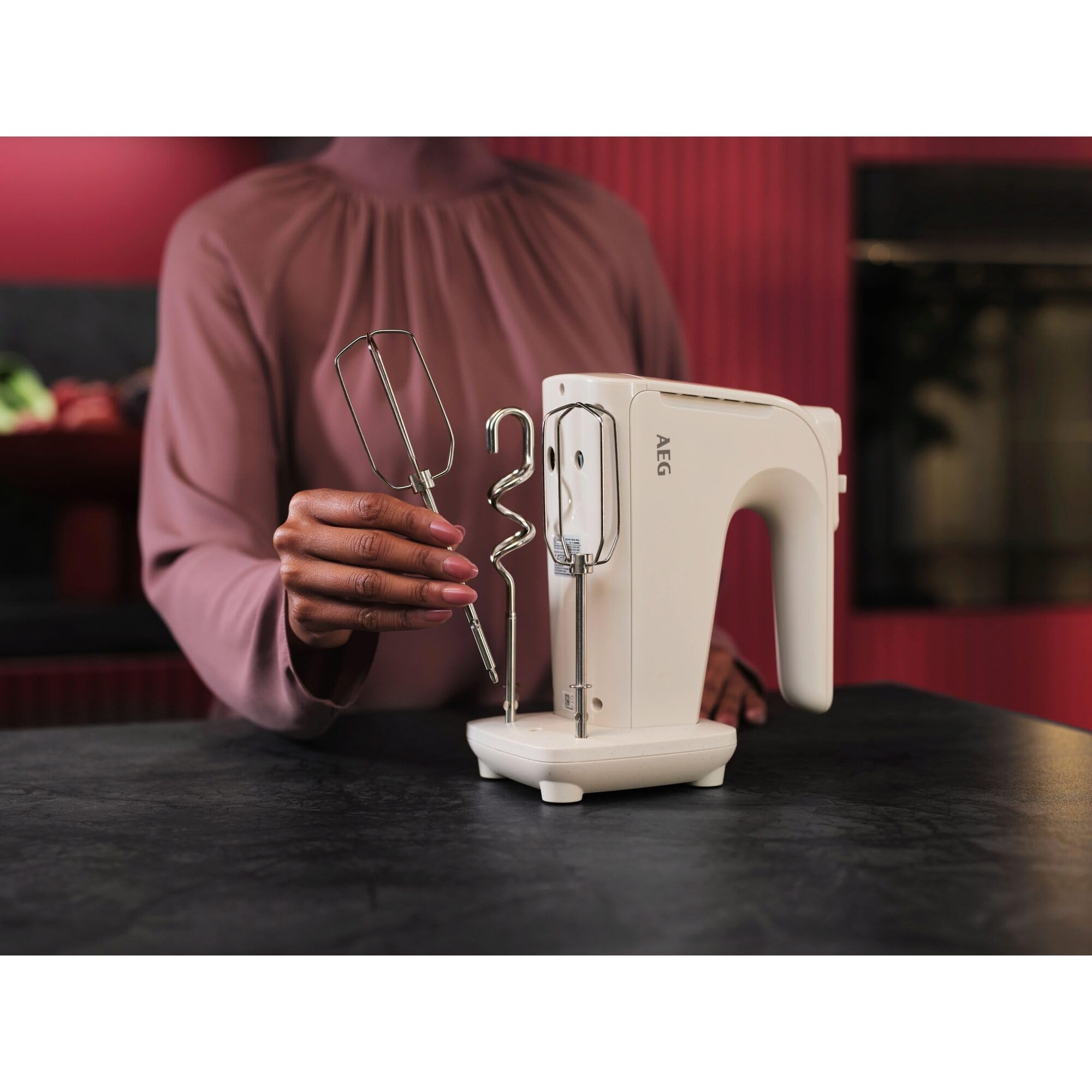 AEG Batidora de Mano con Varilllas AHM4W, 500W, 5 Velocidades, Función Turbo, Ideal para Mezclar, Amasar, Triturar y Batir, Accesorios Inox, Apta para Lavavajillas, Blanco