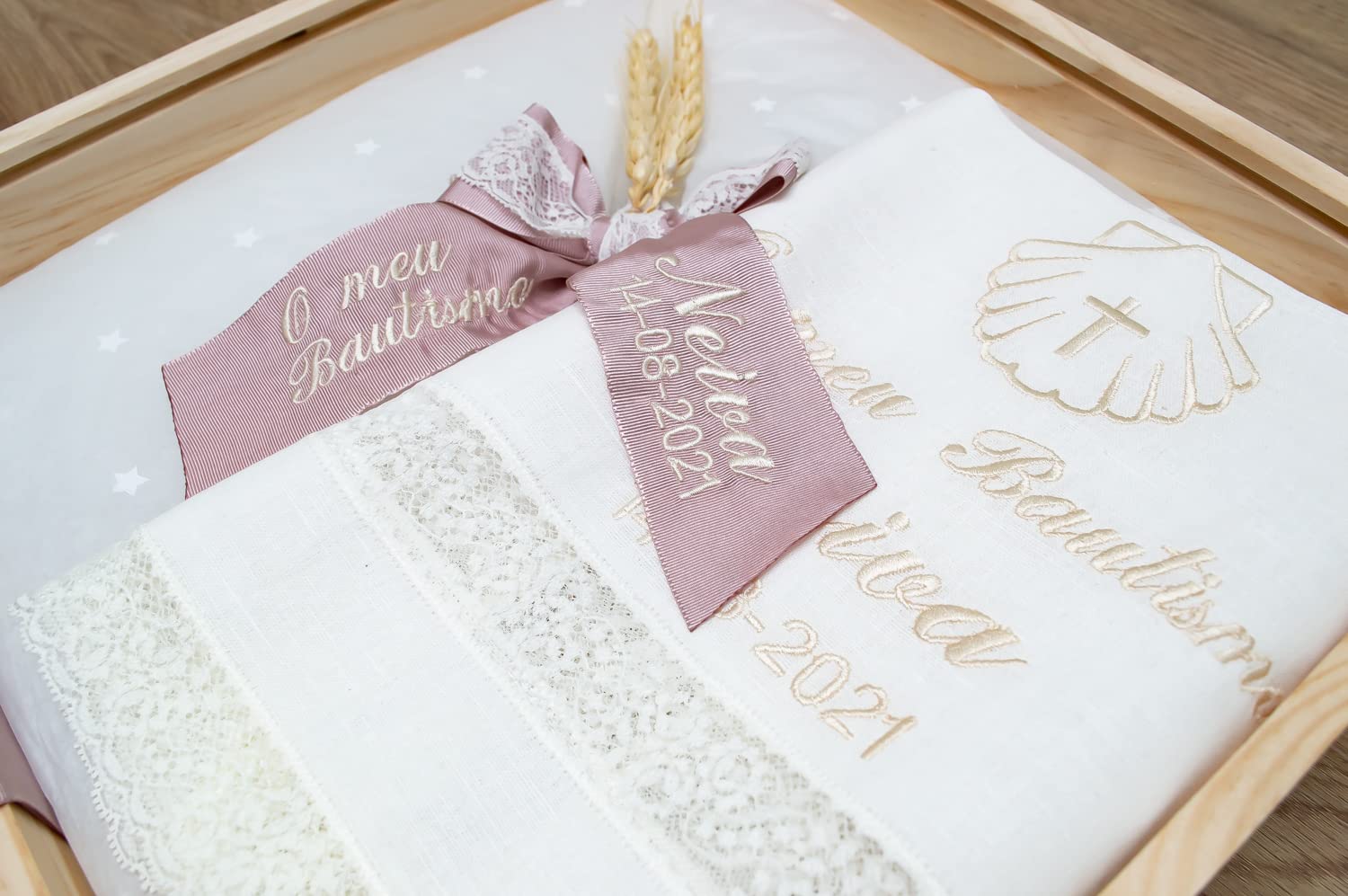 Kit de vela y pañuelo personalizado para Bautizo - Incluye caja de madera grabada – Pack de vela decorada y Paño bordado con nombre y fecha del Bautismo - Modelo Paris (Rosa Maquillaje)