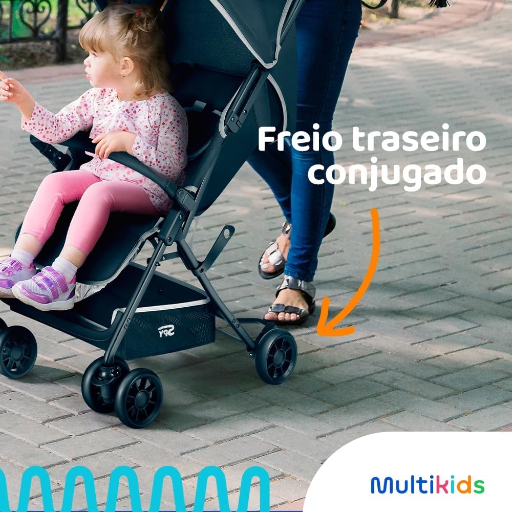 Carrinho de bebê em um ambiente externo com calçamento de pedra. Carrinho de bebê em um ambiente externo com calçamento de pedra.