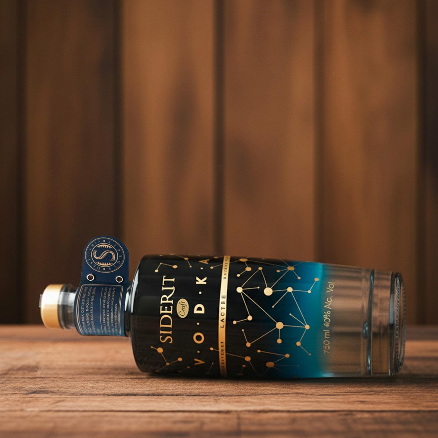 SIDERIT Vodka Lactée premium 40% Vol, 750ml, elaborado con azúcares de leche, 5 destilaciones y cuádruple filtración. Suave, sedoso y único. 2 meses de maduración. Medallas y premios internacionales