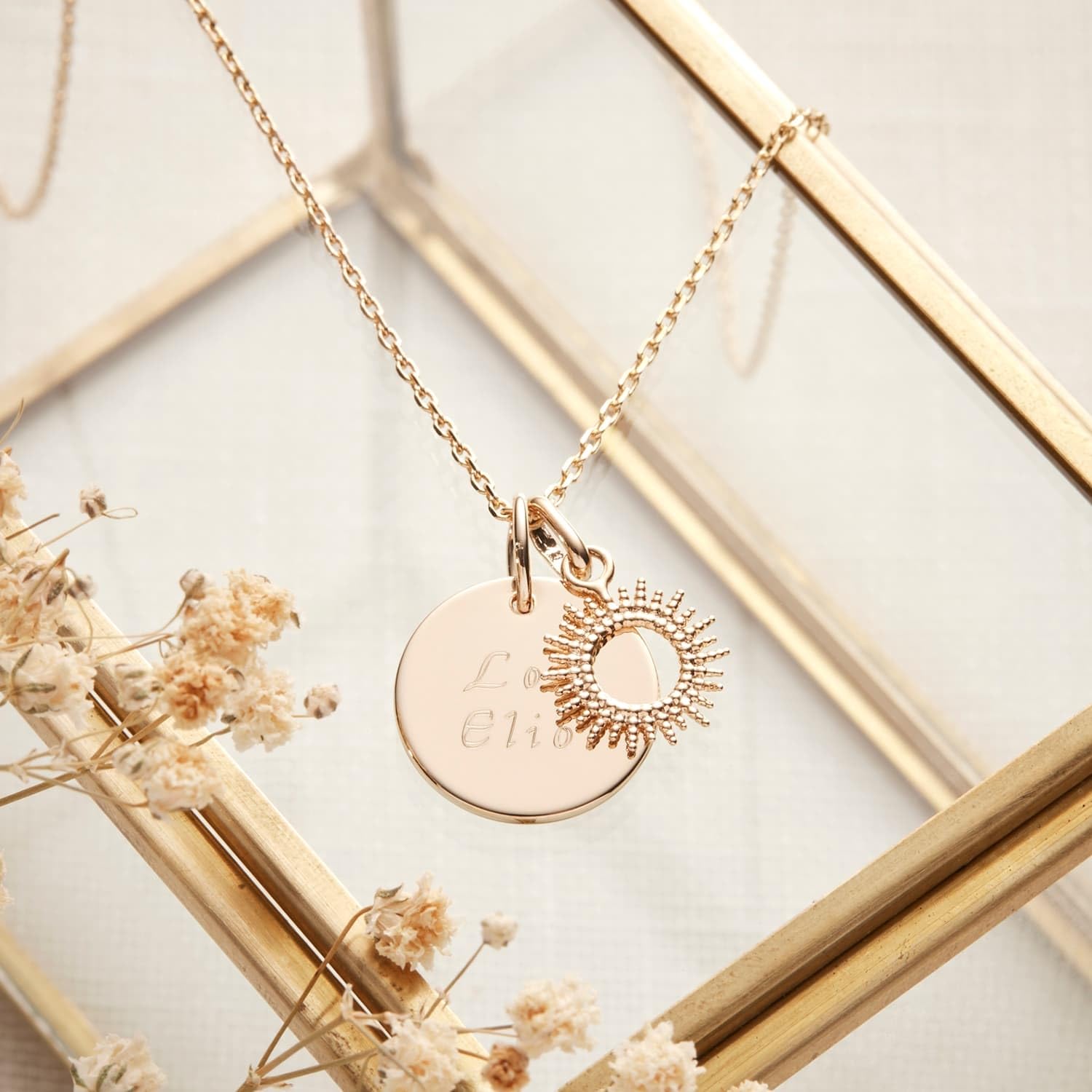 Collier enfant médaille gravée et charm soleil, plaqué or - Idée cadeau pour Noël - Anniversaires - Baptême - Communion
