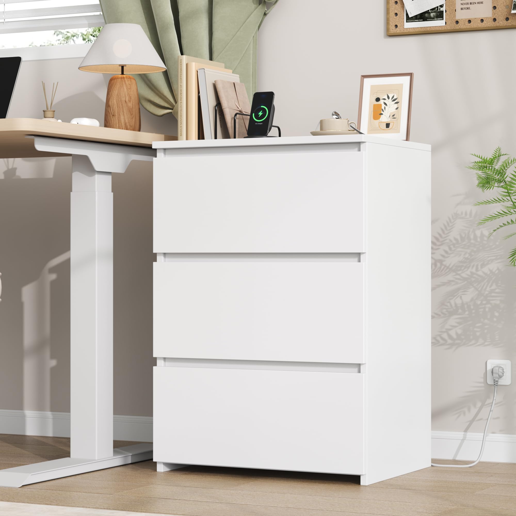 FirFurd Comodino con Ciabatta Elettrica, Comodino Camera da Letto con 3 Cassetti, con 2 Prese AC e 2 Porte USB, Cassettiera in Legno, per Soggiorno e Camera da Letto, Moderno, 45x38x66 cm (Bianco)