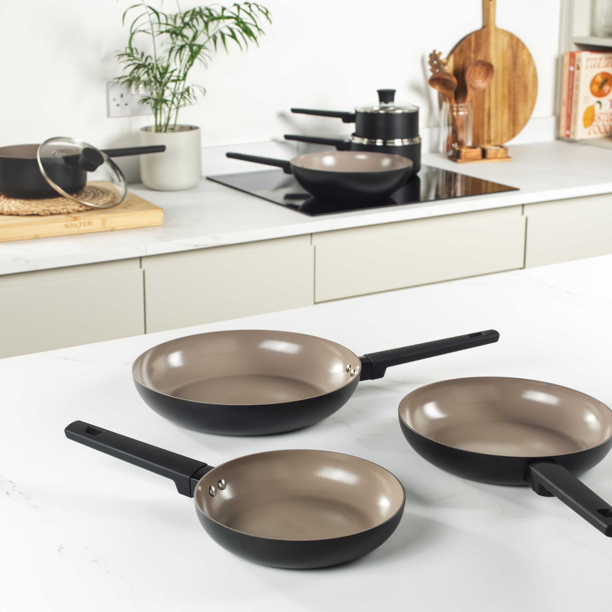 Salter BW12876EU7 Zestaw 3 ceramicznych patelni 20/24/28 cm, korpus z aluminium pochodzacego z recyklingu, powloka wolna od PFOA i PFAS, do plyt indukcyjnych, uchwyt soft-touch, do jajek/omletów