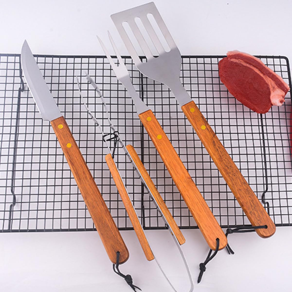 Langlebiges Grillbesteck aus Edelstahl mit Holzgriffen 1 Satz Praktisches Grillzubehör für Campingliebhaber und Gourmets Einfach zu Bedienen und Braun Gestaltet