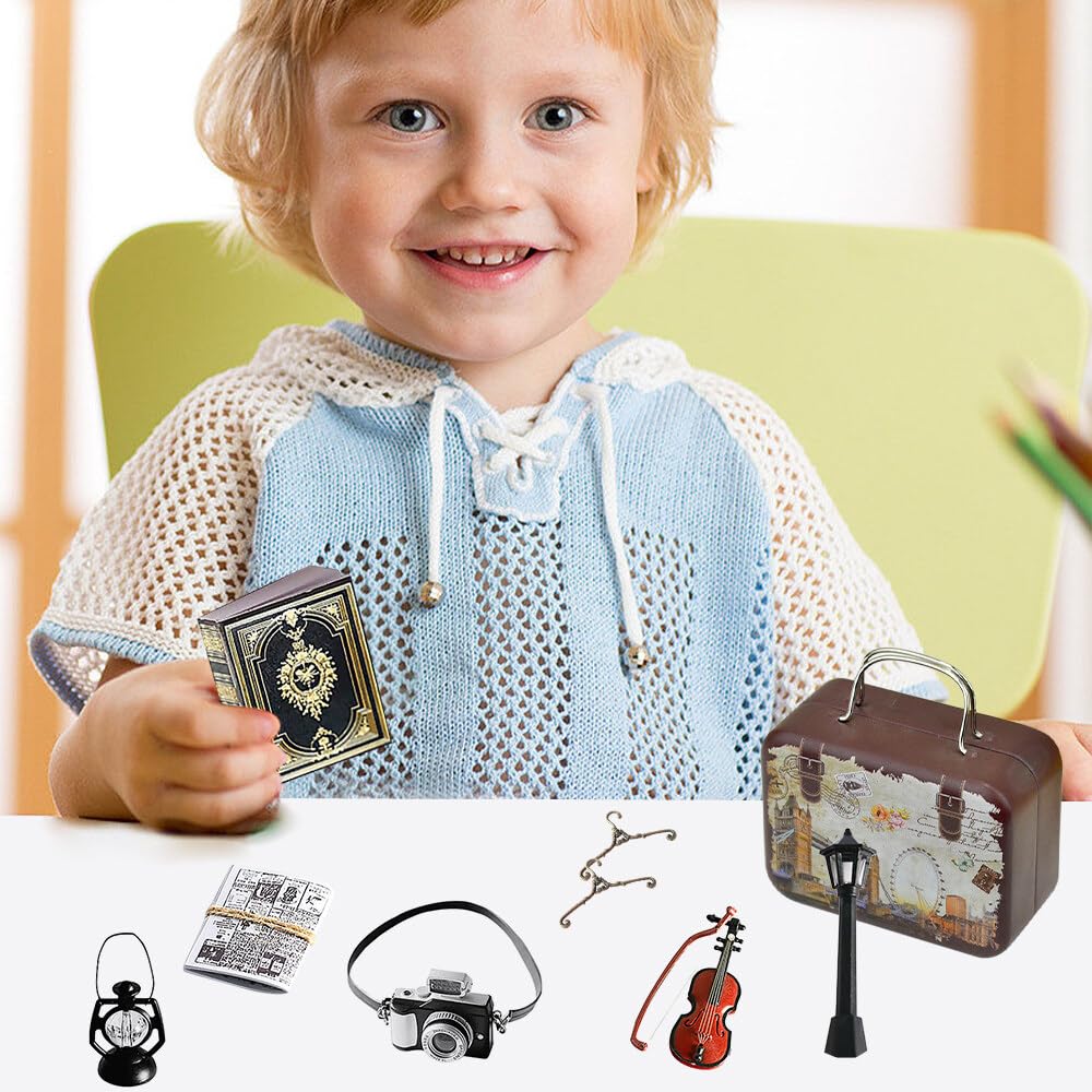 Cobee Accessoires De Maison De Poupée Miniature, 10PCS Décoration De Maison De Poupée Mini Valise Set Décoration De Jardin Miniature Mini Dentifrice Brosse à Dents Tasse Appareil Photo Lampe Guitare