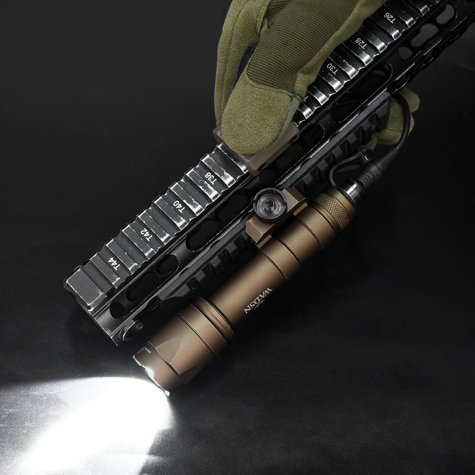 M600C Torcia Lanterna tattica con interruttore a pressione, lanterna da ricognizione a 600 lumen per il sistema ferroviario Mlok Keymod 20 mm Picatinini (Marrone)