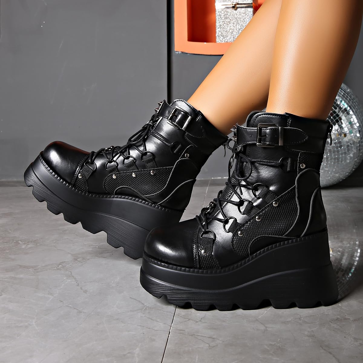 Plataforma gruesa gótica de las mujeres cuñas Botas de tobillo con cadena Corazón remache Punk Botas de motocicleta de la mitad de la ternera Cuñas de cremallera del dedo del pie redondo Tacones