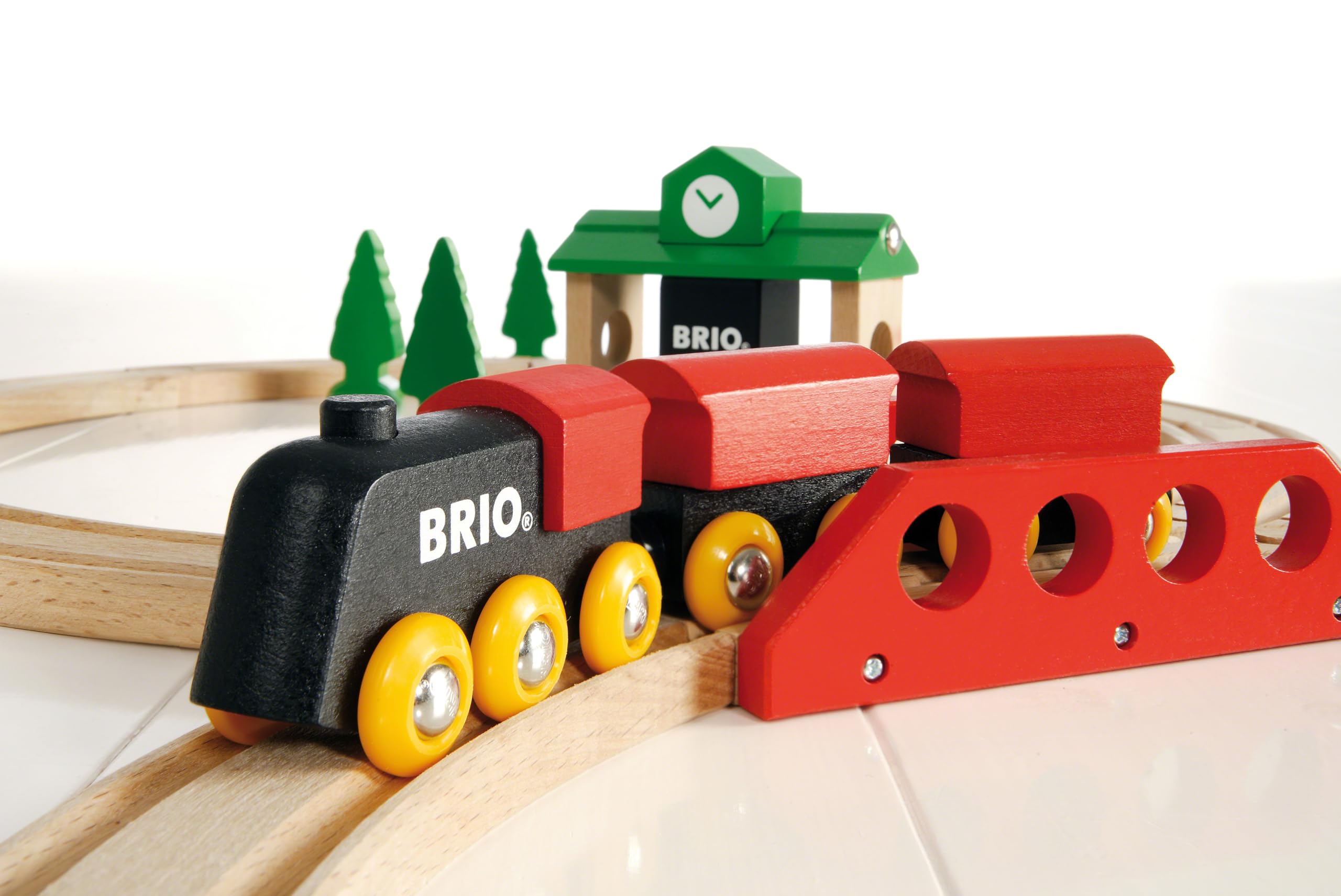 BRIO 33028 Bahn Acht Set Classic Line - Zwei Schienenkreise mit Frachtzug, Holzbahnhof und Holzbrücke - Geeignet für Kinder ab 2 Jahren