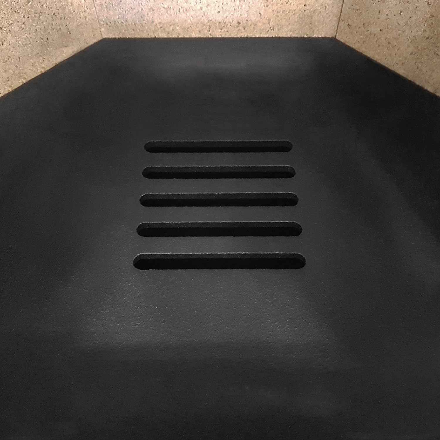 Justus Usedom 5 Kaminofen Stahl Schwarz mit Sandsteinverkleidung 5,5 kW Nennleistung Prismaglas Scheibenspülung Holzfach Bauart 1 Rauchrohr 150 mm
