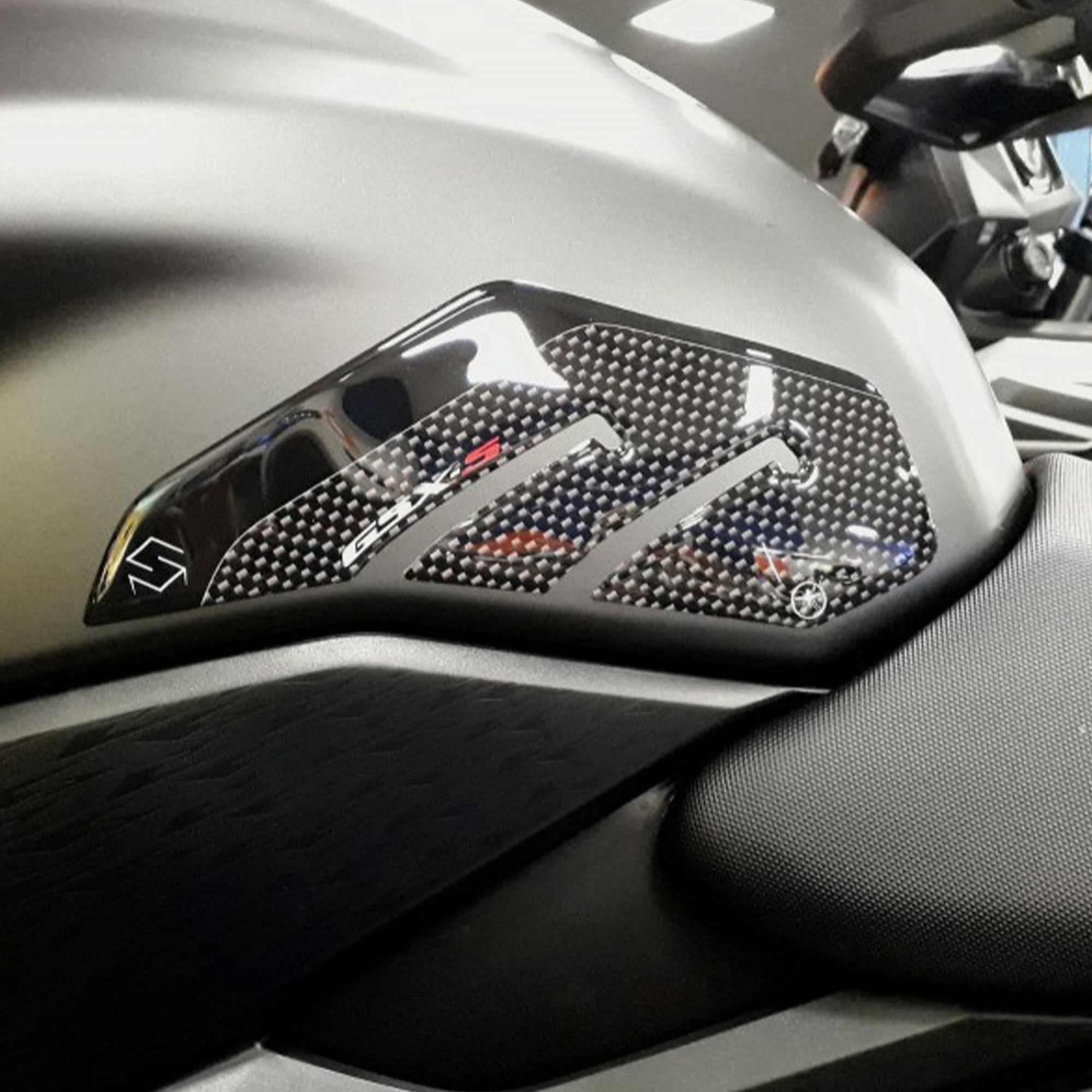 labelbike - Autocollants 3D Moto Protection et Décoration Latéraux en Résine Compatible avec Suzuki GSXS GSX-S 750 Carbon