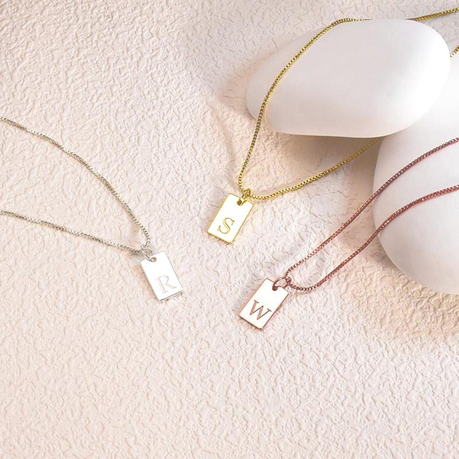 Delicato collana con iniziale, su misura inciso lettera targhetta oro con catena veneziana compleanno per lei