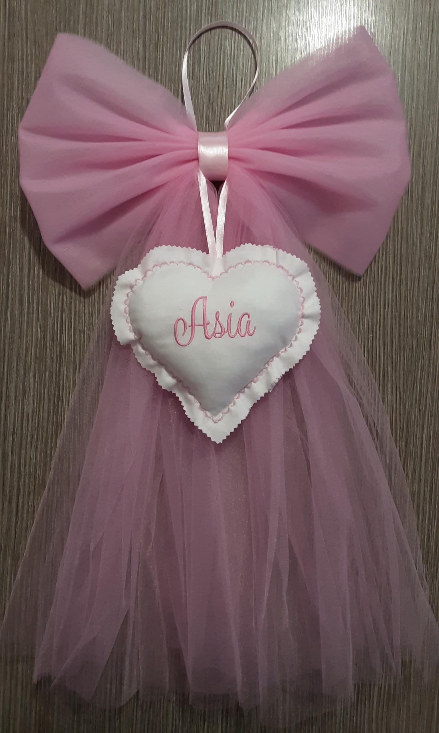 Crociedelizie, fiocco nascita bimba personalizzato in tulle rosa con ricamo nome ricamato elegante semplice coccarda fuori porta cuore