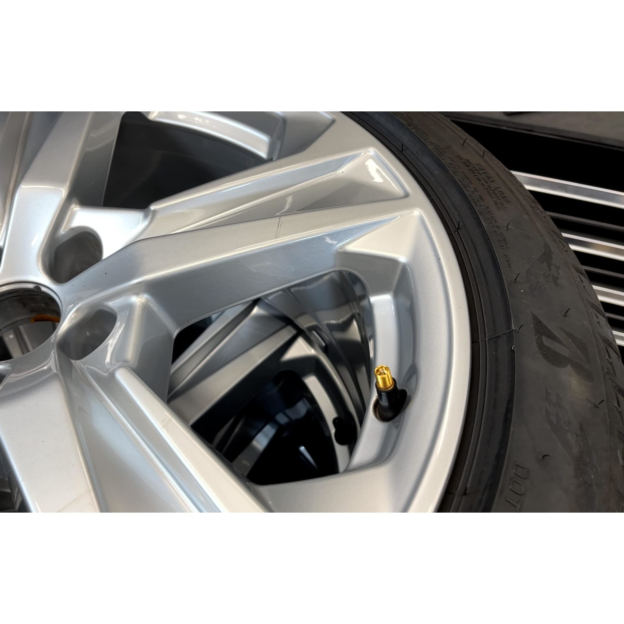 Cartrend 8-częściowy zestaw do oznaczania kół pasuje do wszystkich wentyli samochodów osobowych, do oznaczania rowerów zimowych i letnich