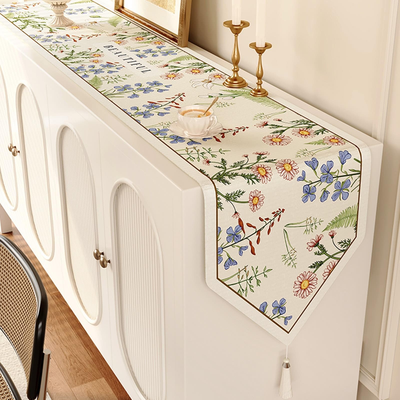 Chemin de table avec pompons motif floral multicolore pour partager de doux moments