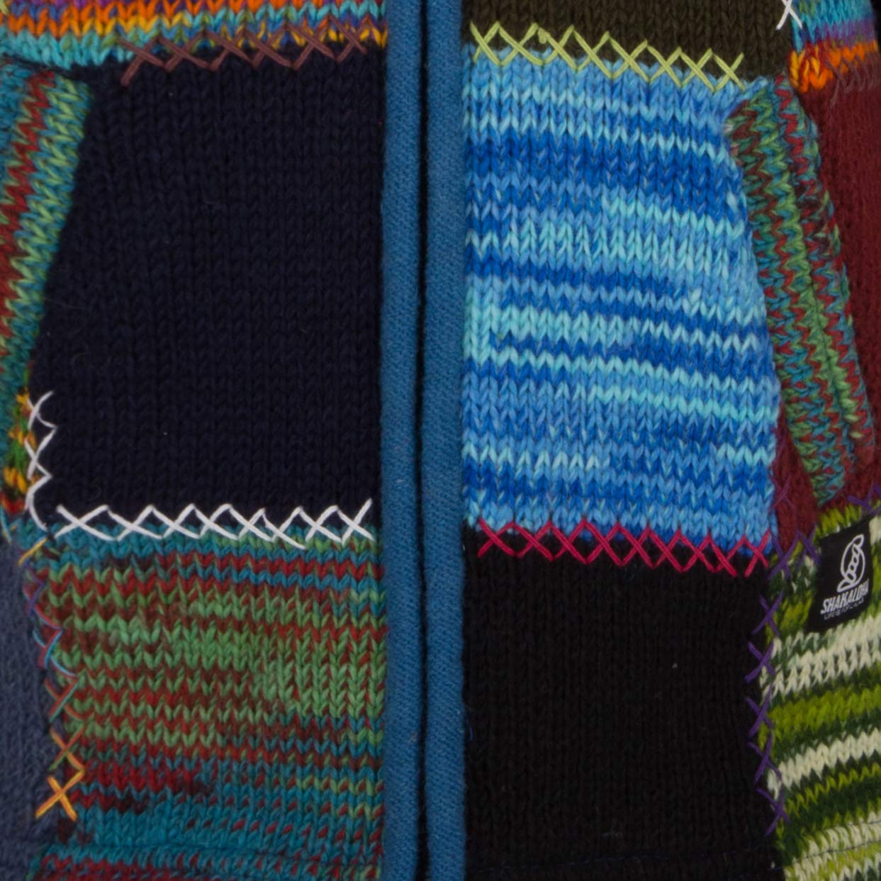 Lange Wollmantel Patch Strickjacke mit Kapuze - SHAKALOHA - W Longpatch Multi Blau Rot Mantel für Damen - im fairen Wettbewerb in Nepal hergestellte Wolljacke mit fleecegefütterter Kapuze.