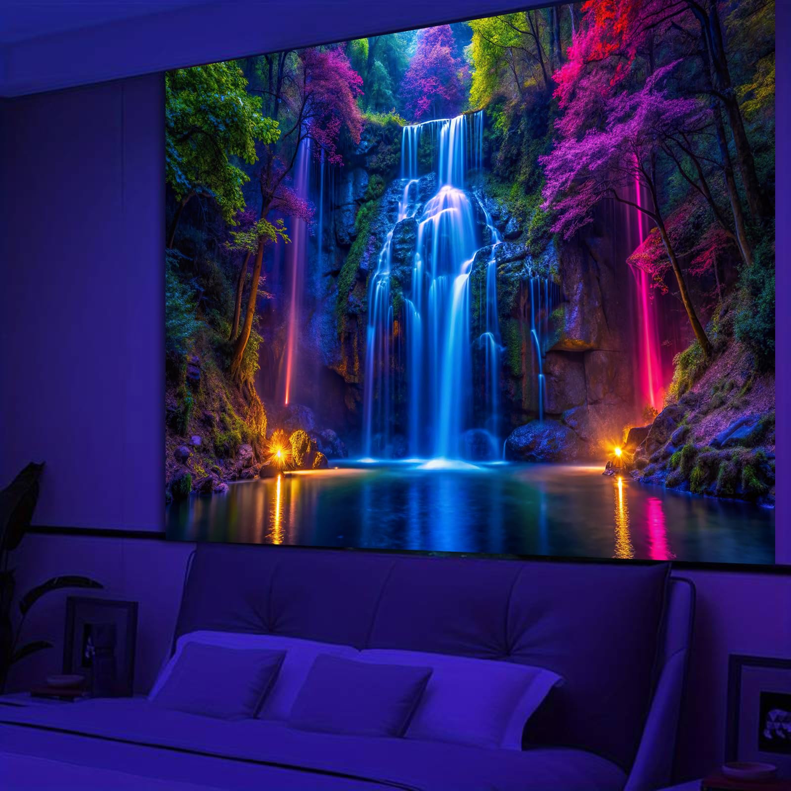 Tapisserie Cascade Lumière Noire – Réactif UV, Forêt Néon Phosphorescente – 130x150cm
