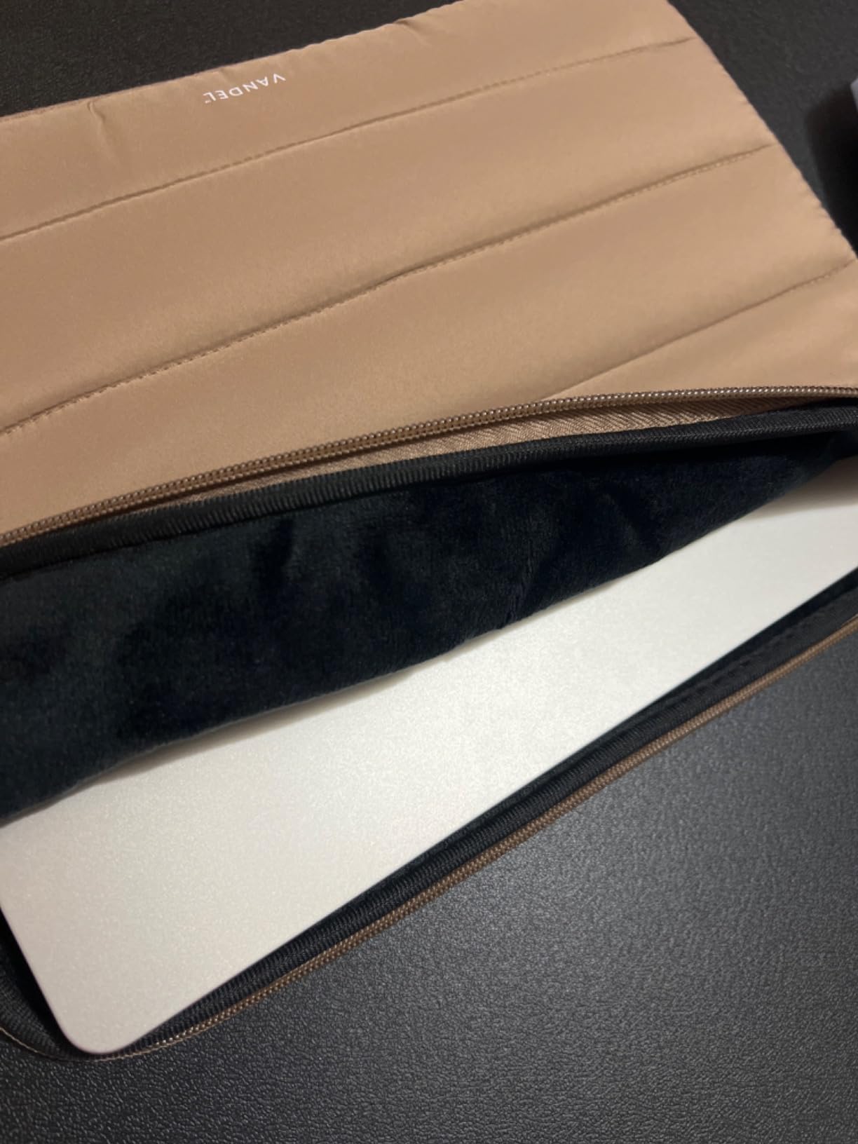 Pouzdro TECH-PROTECT Puffy pro Apple MacBook 13 - 14 - látkové - 2ks - pískově