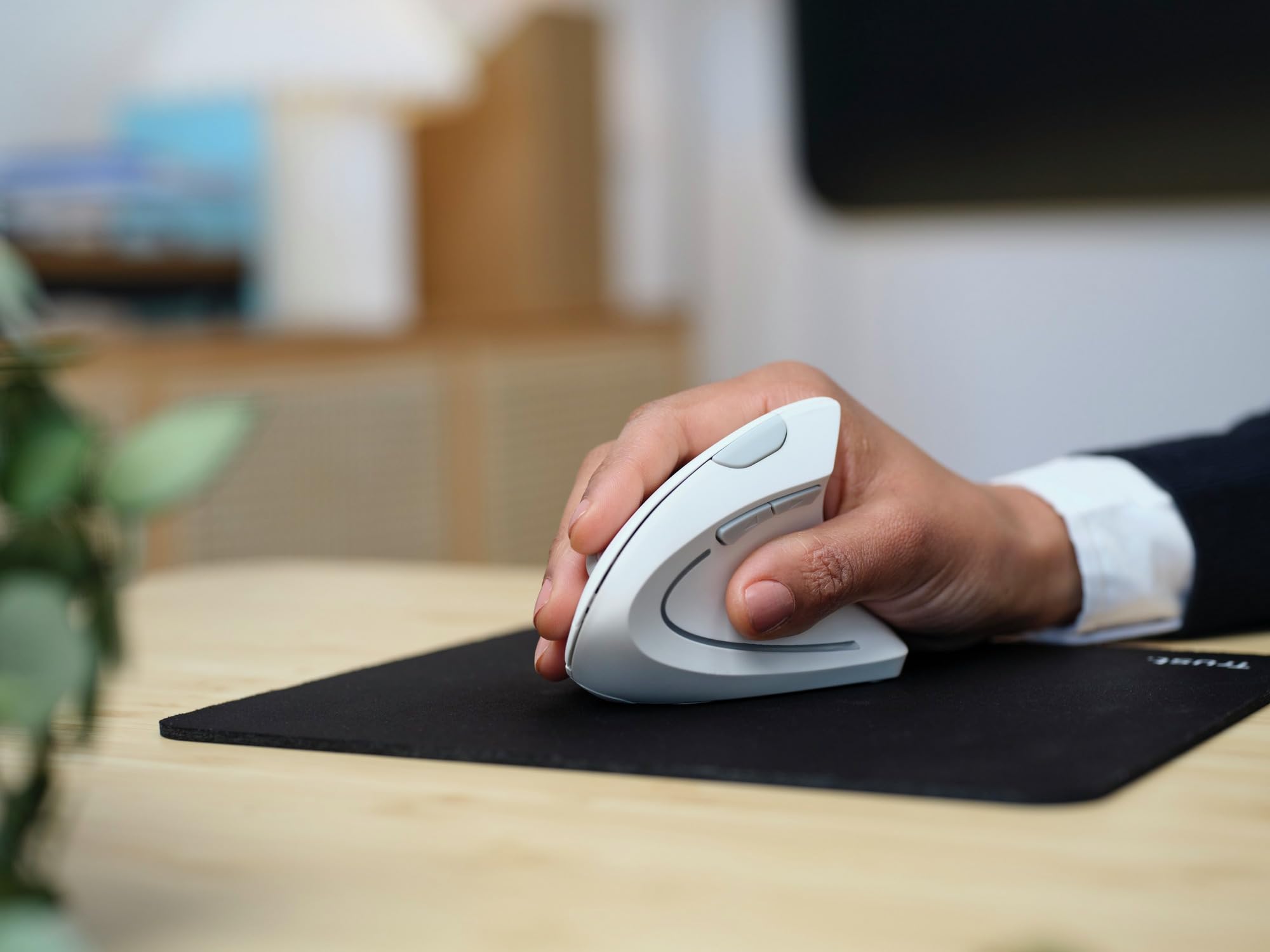 Trust Verto Mouse Verticale Wireless, Mouse Ergonomico senza Filo, Ridurre la Tensione del Braccio e del Polso, 800-1600 DPI, 6 Pulsanti, PC, Computer, Portatile, Mac, Batterie Incluse - Bianco