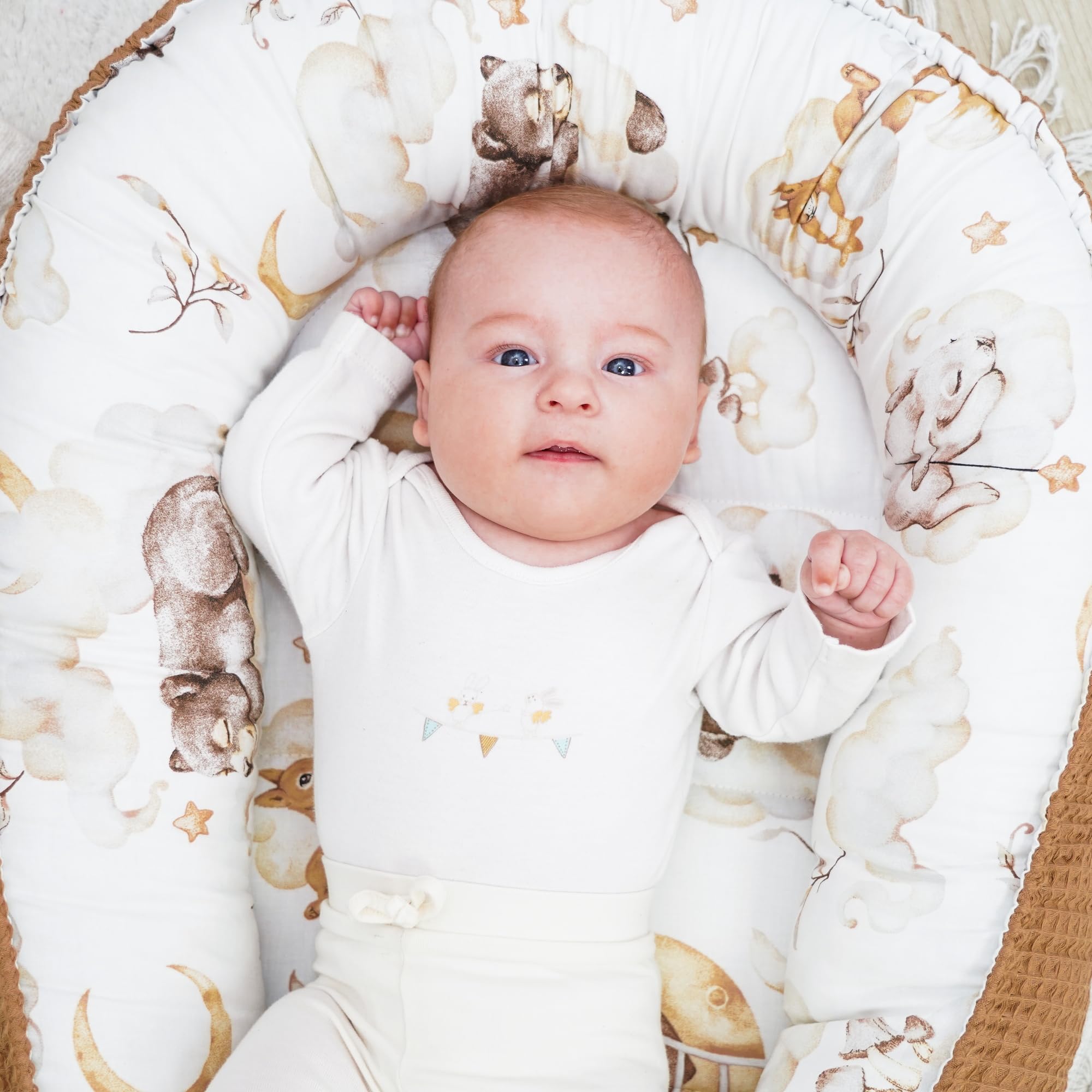 Totsy Baby Nid d'ange pour Nouveau-né 90x50 cm - Cocon Fait à la Main des Deux côtés en Coton Ours Brun