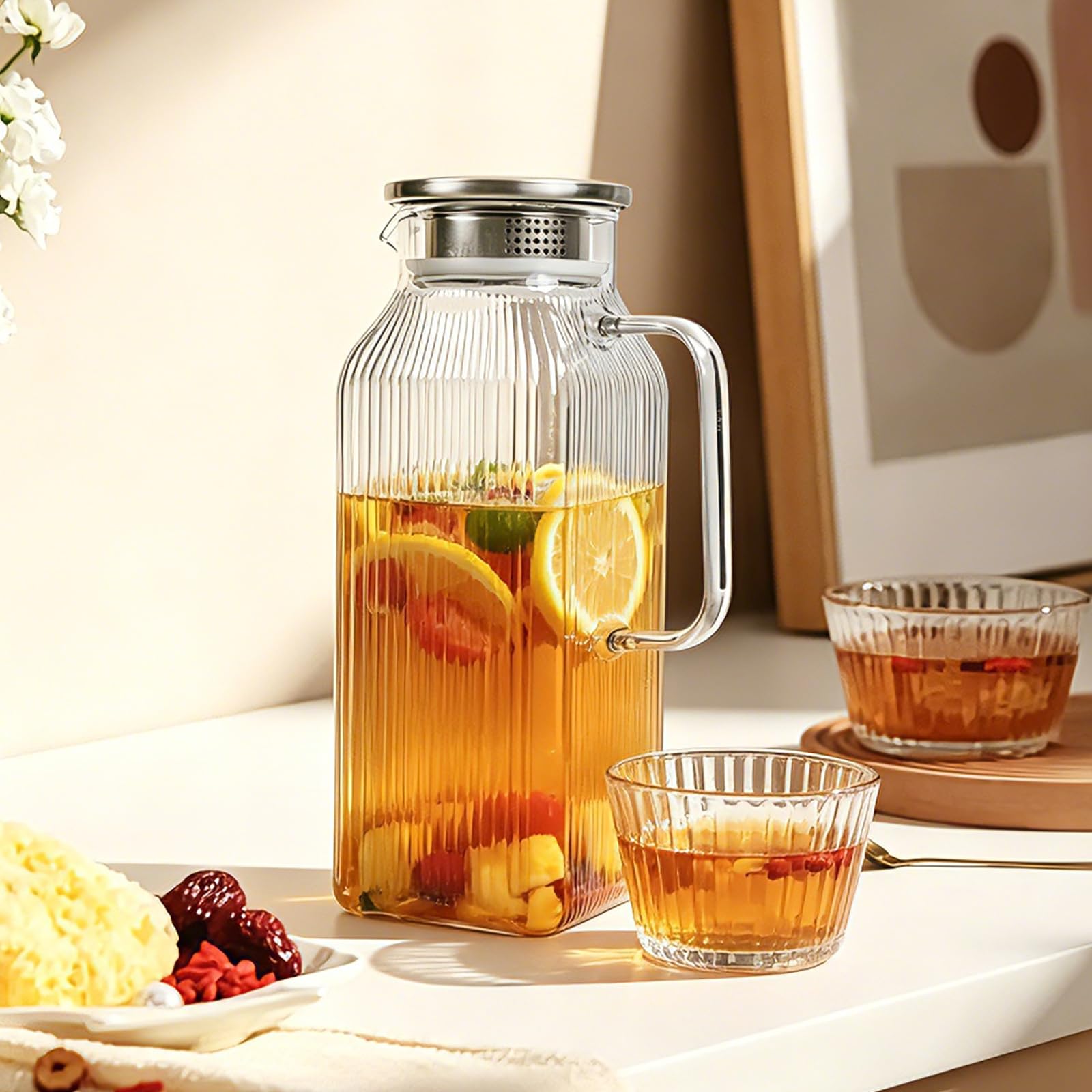 Caraffa Vetro 2 litri, 2PCS Strisce Verticali Brocca Acqua in Vetro Borosilicato con Coperchio in Acciaio Inossidabile, Borosilicato Resistente al Calore per Bevande Calde o Fredde (2 L/ 70 oz.)