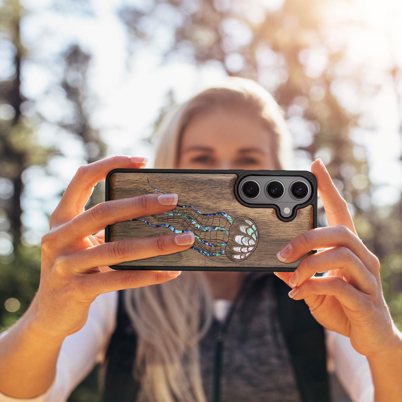 Carveit Drewniane magnetyczne etui na telefon komórkowy Samsung S26 [drewniany grawerunek i wkładka muszli] osłona zderzaka kompatybilna z Galaxy S26 Case (sztuczna meduza z drewna orzechowego)