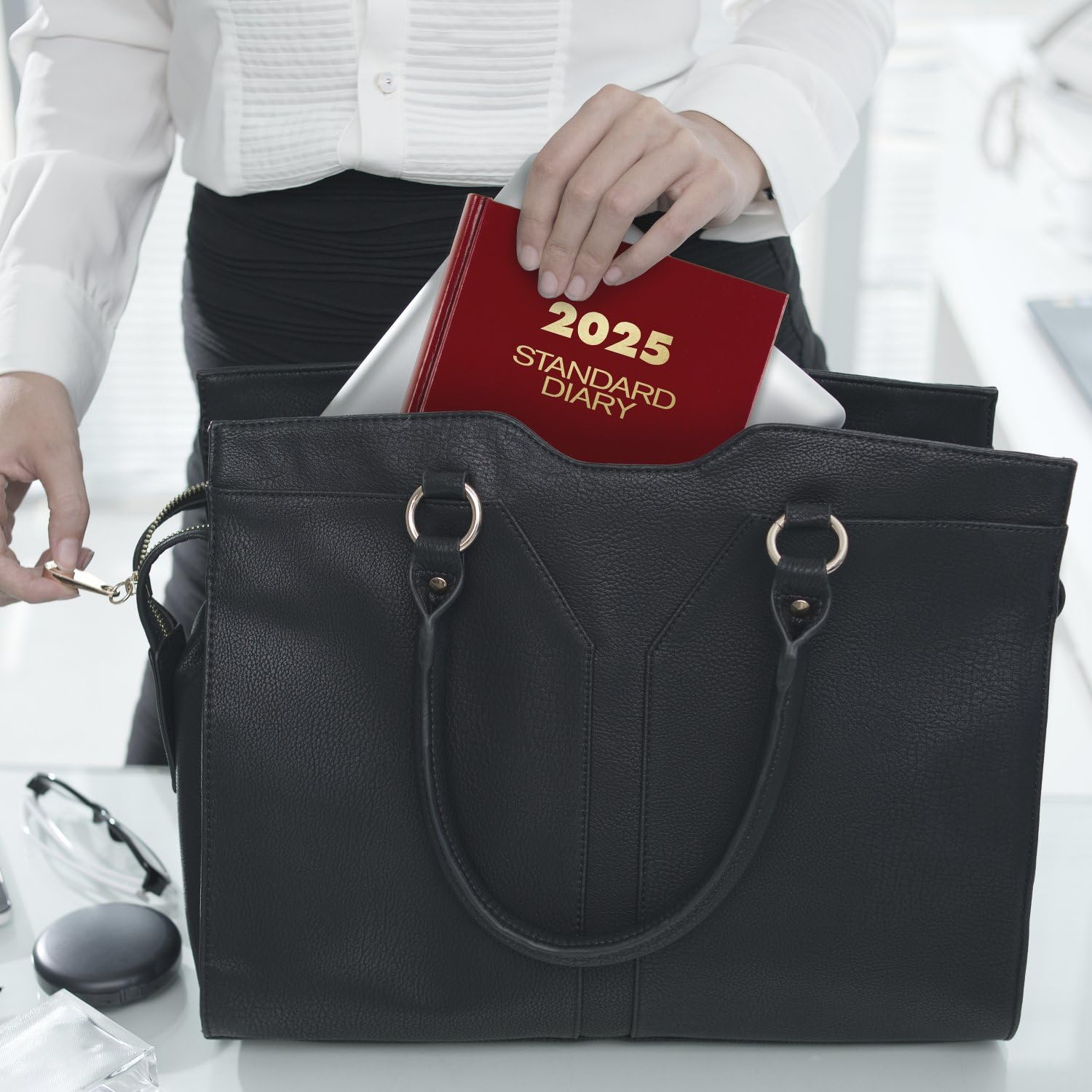 AT-A-GLANCE Agenda 2025, standard, giornaliera, 14 x 20 cm, piccola, copertina rigida, colore rosso (SD3871325)