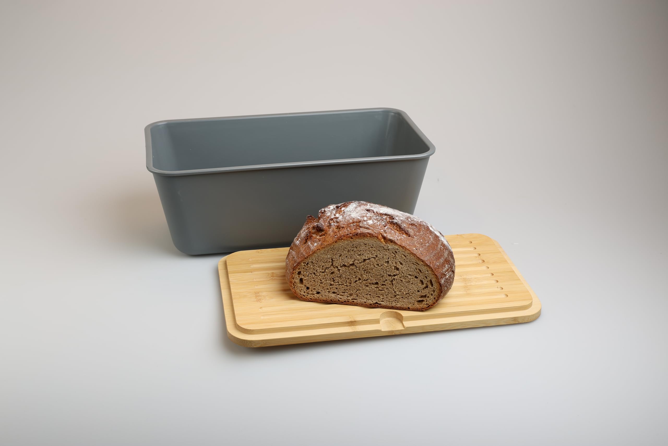 MOON HOME Brotkasten - Airlock Grey, mit vielseitigem Deckel aus Bambus/Holz als Brotschneidebrett, gefertigt aus PP-Kunststoff, verhindert Austrocknen, hält Brot länger frisch, 35.0x20.0x13.5cm
