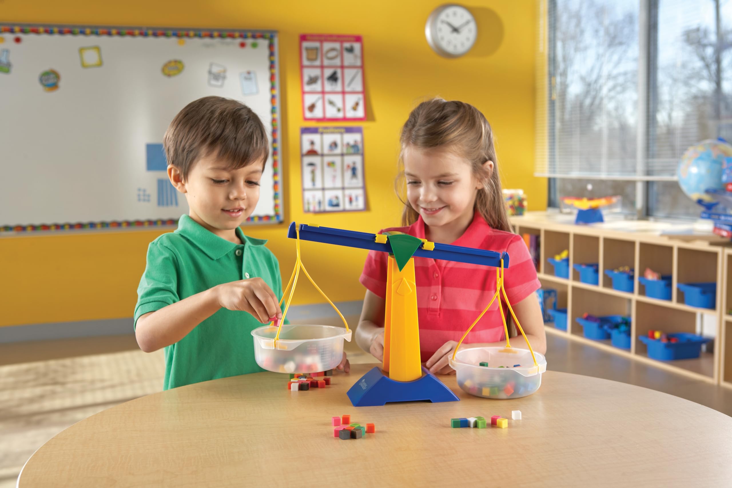 Learning Resources Balance à Plateaux Junior, Balance Éducative Enfants 5+, Jeu d’Apprentissage du Poids et de l’Équilibre, Comparaison Solides et Liquides