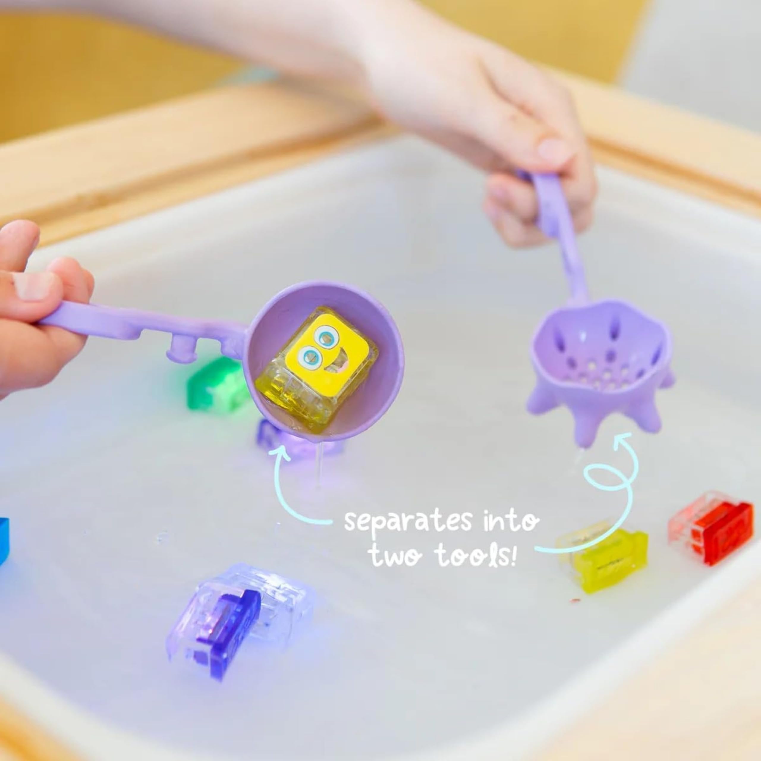 Glo Pals, Set di 3 Strumenti Sensoriali Pick Up Pals, con Scuotitore, Pinzette e Scovolo, Gioco per Bambini da 18 Mesi di Età, Aiuta lo Sviluppo Sensoriale e Cognitivo, in Silicone Medicale