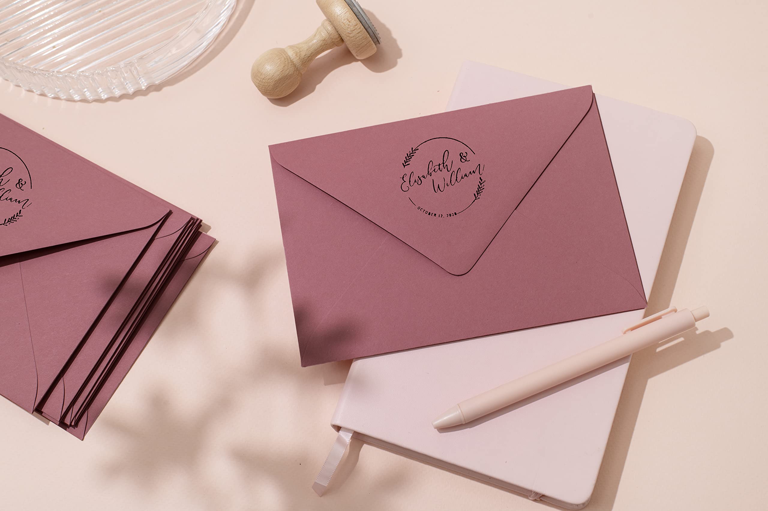 Stamp by Me | Sello Personalizado para Boda | 12 Diseños Exclusivos | Sello de Madera | Ideal para Sobres e Invitaciones de Boda | Con Tampón de Tinta | Nombres y Fecha | Corona de Flores Circular