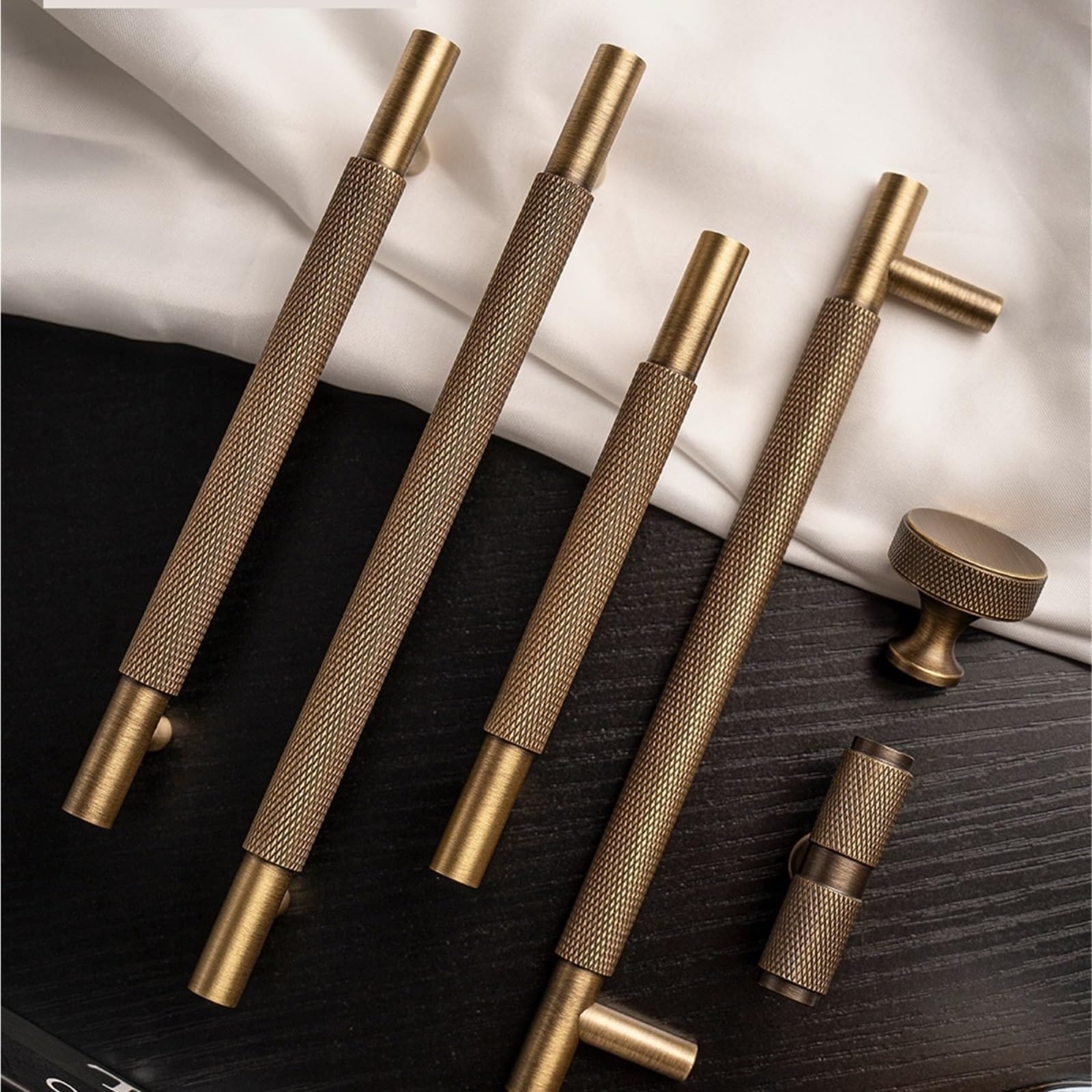 Maniglia per mobili Maniglie for armadietti da cucina antichi con motivo zigrinato a croce in ottone con taglio a diamante, pomelli con barra a T for guardaroba(Pitch-row-96mm)