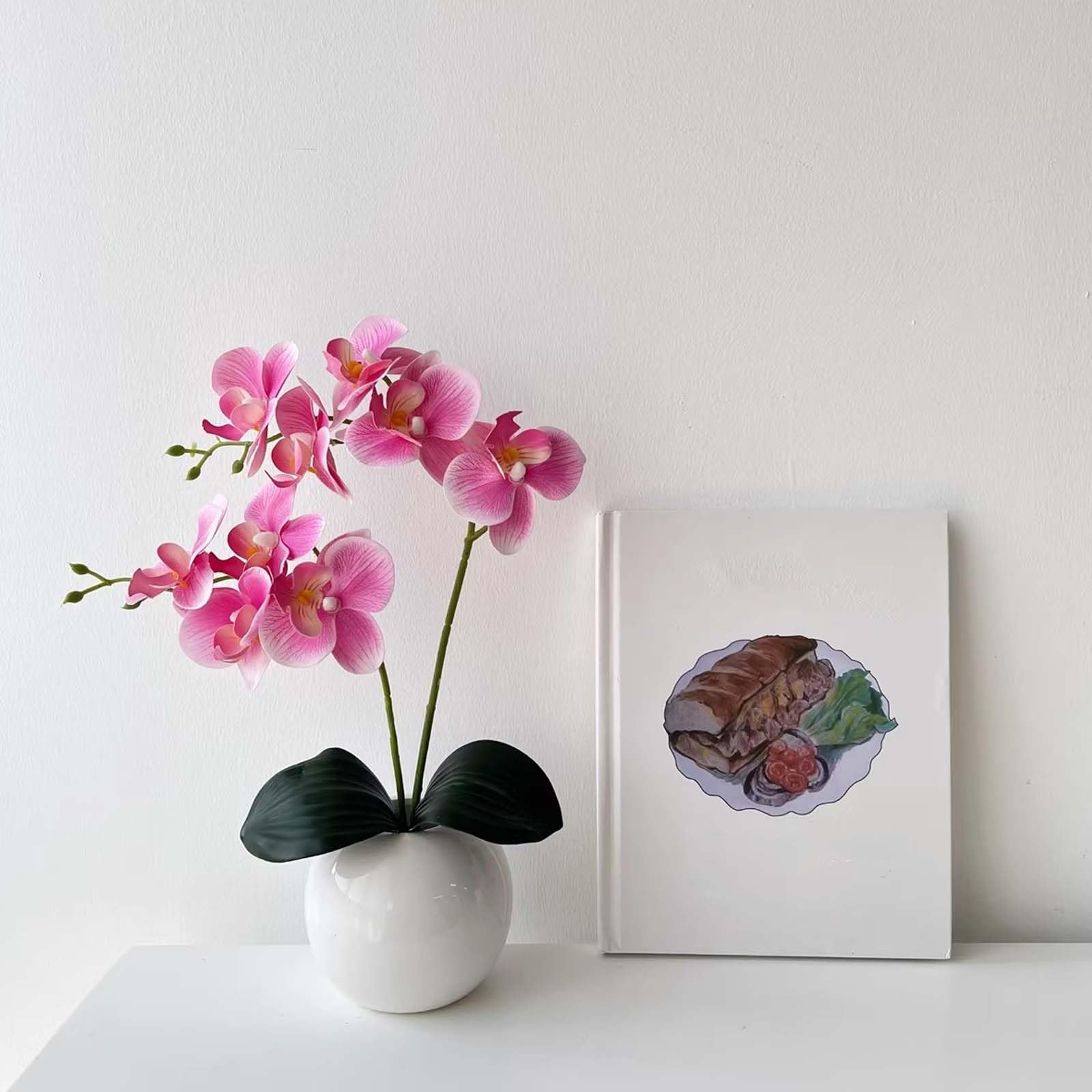 Künstliche Pinke Phalaenopsis-Orchidee, getopfte Blumendekoration, lebensechte Blumenarrangement mit weißem Keramiktopf für zu Hause