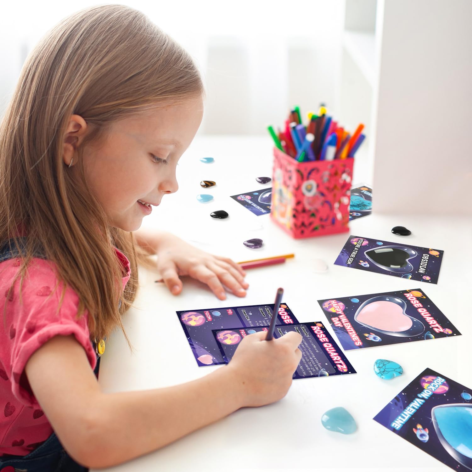 Valentinstagsgeschenke für Kinder im Klassenzimmer, 27 Stück Valentinstagskarten, Goodie-Taschen mit Herzsteinen, Valentinstagsgeschenk, Austausch, Kristall-Edelstein-Steine für Jungen, Mädchen,