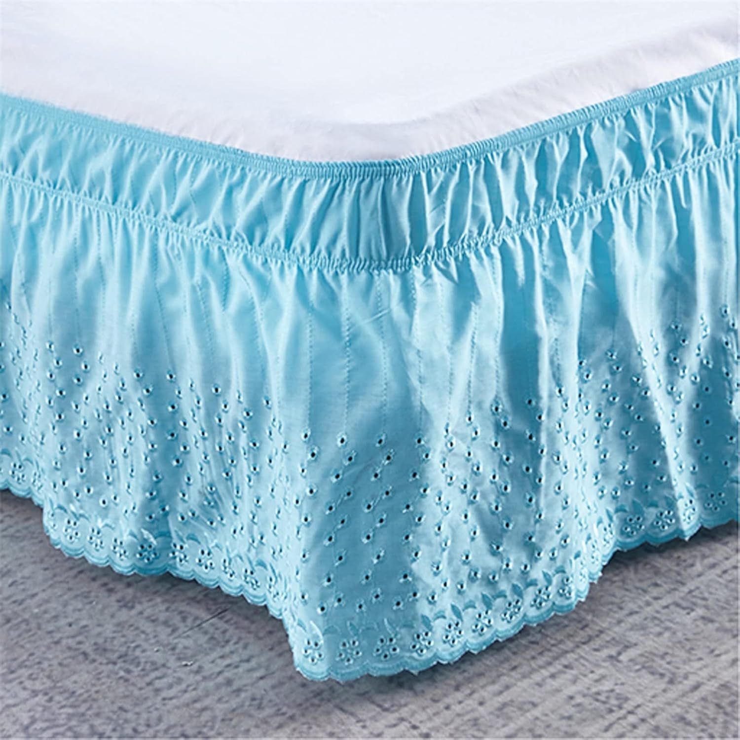 Jupe de lit plissée pour sublimer une chambre parentale contemporaine bleu
