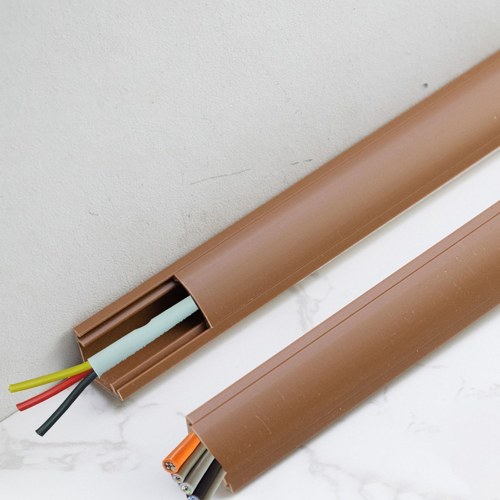 Goulotte Passe Cable Lot De 2 Cache-câbles pour Sol, pour Cacher Les Fils Le Long du Mur, Les Câbles Et Les Fils - Protège des Trébuchements Et des Chutes(Brown Holds 5 Wires,L 4m/13.1ft)
