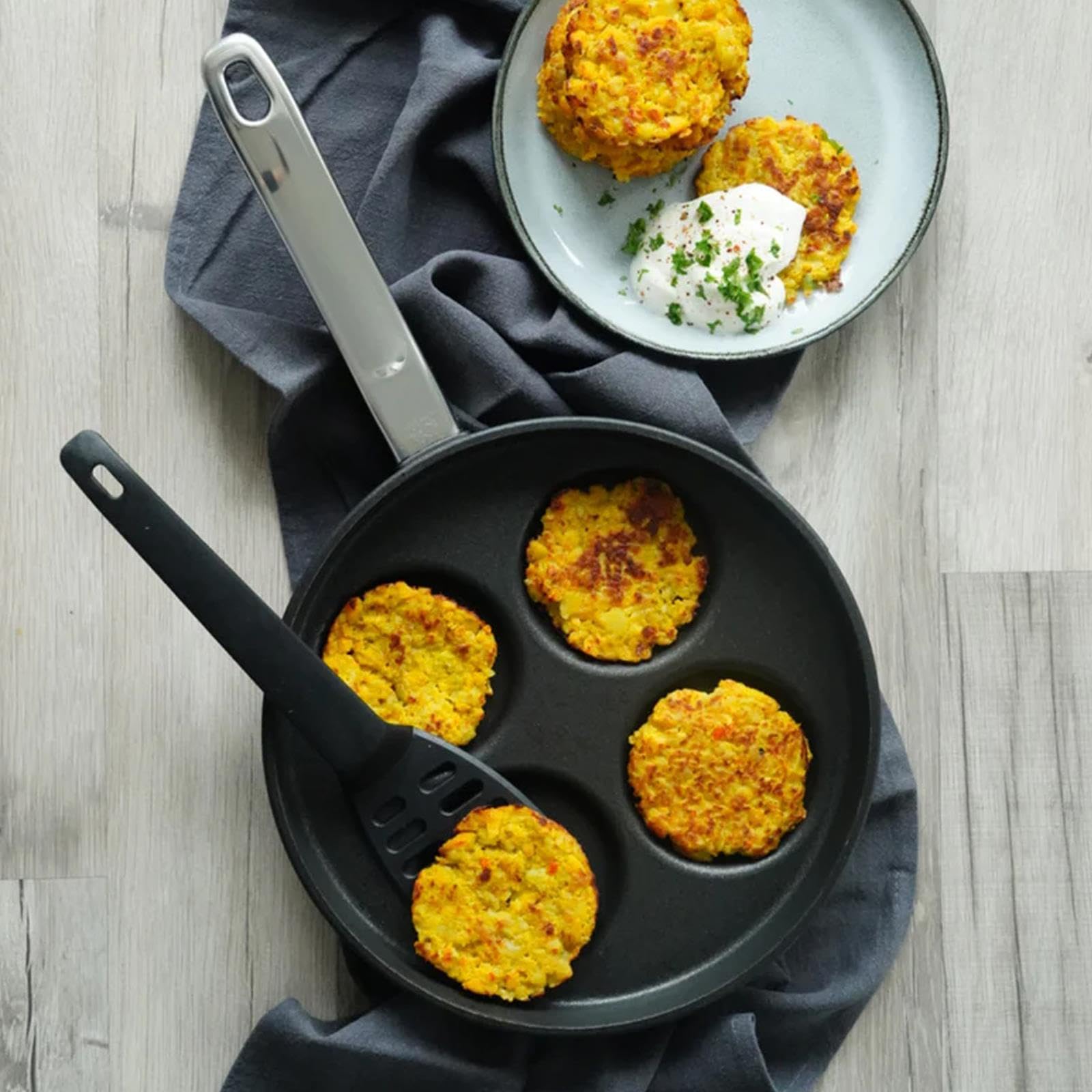 BAF Eierpfanne Induktion 26 cm mit Glasdeckel - Pancake Pfanne mit 4 runden Formen je Ø 8 cm - Aluminiumguss antihaftbeschichtet - für alle Herdarten - Made in Germany