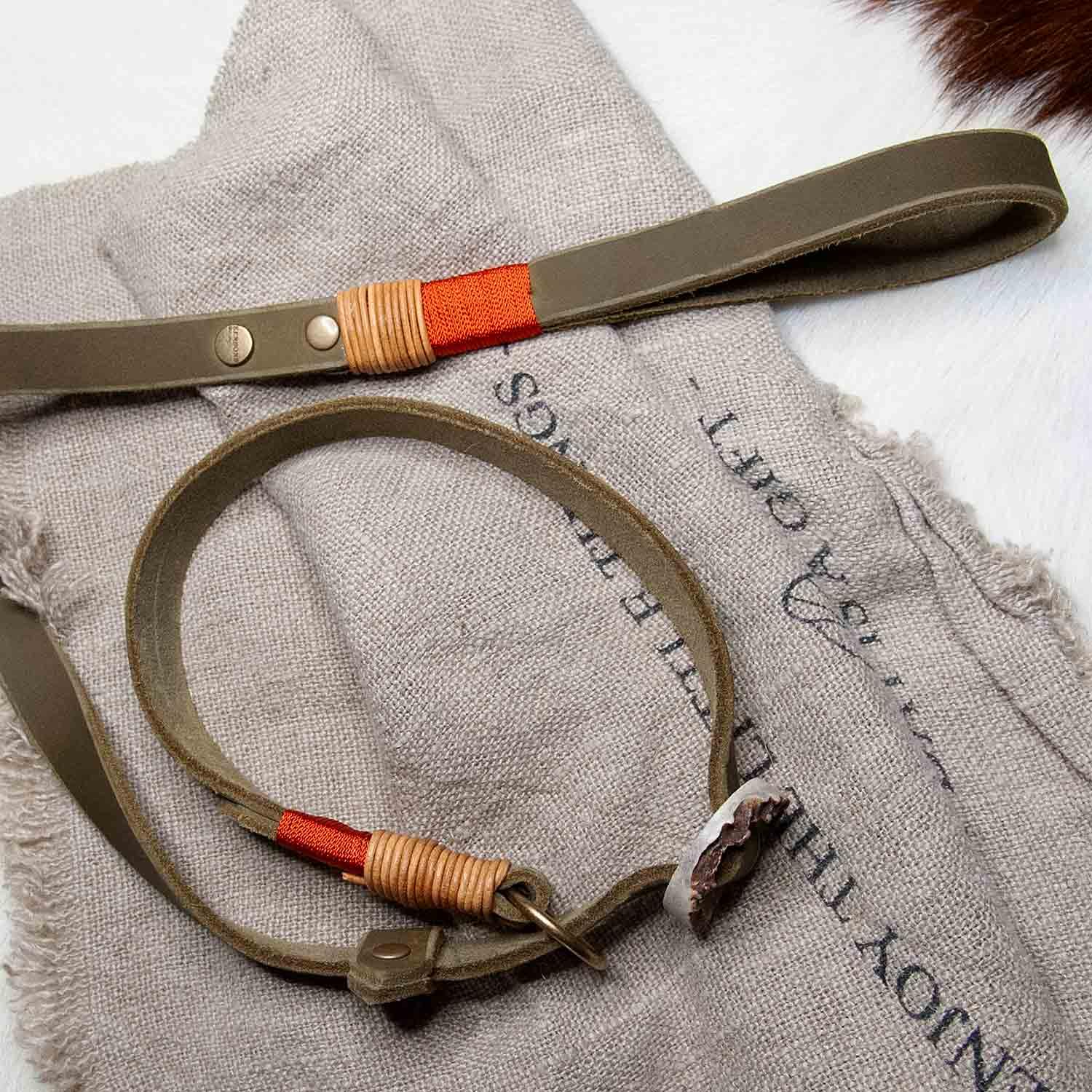 Retrieverleine Leder 20 mm in Oliv-Grün | Spiced Olive | Moxon-Leine mit außergewöhnlichem Horn-Zugstopp | robuste und edle Hundeleine aus hochwertigem Fettleder mit integrierter Halsung - 230 cm