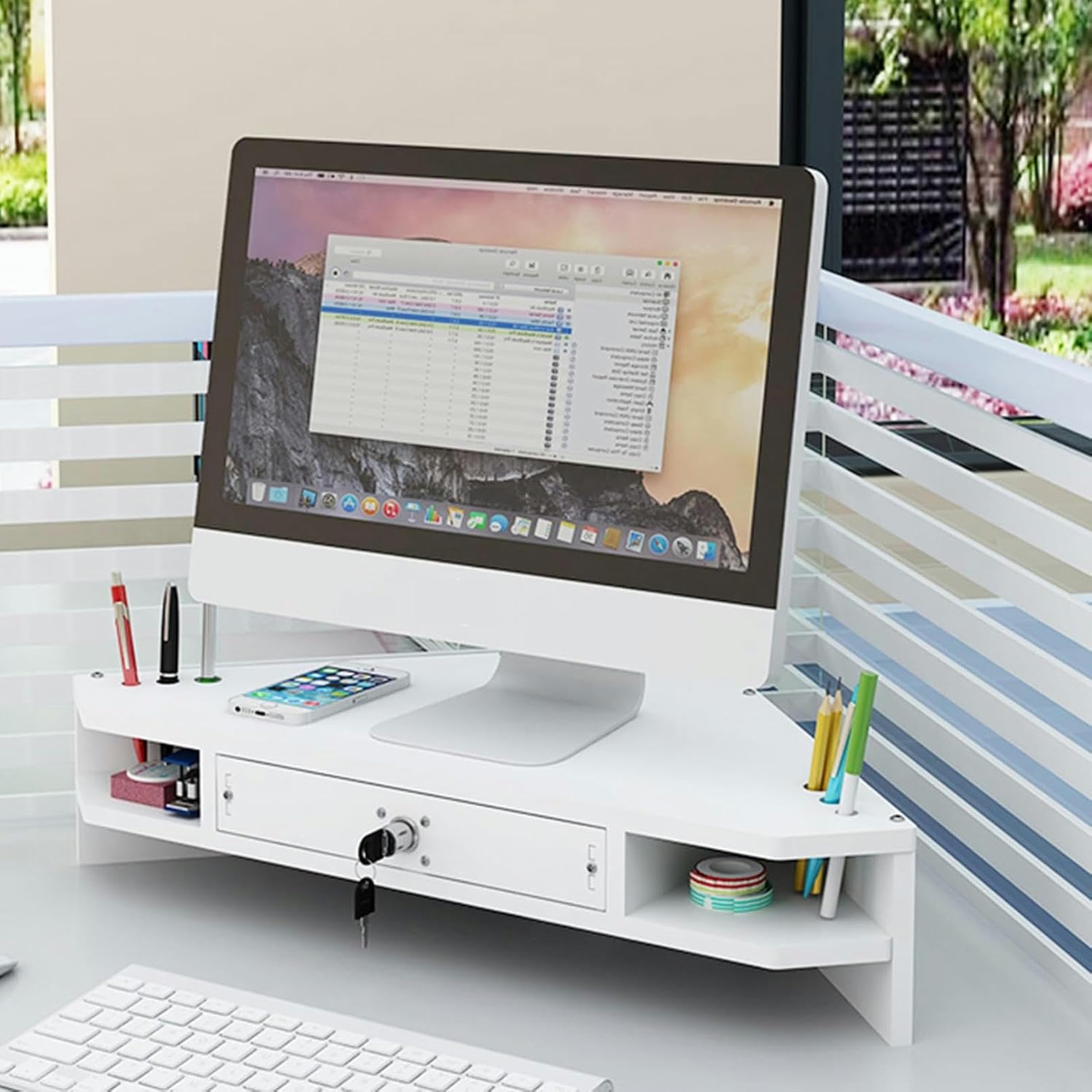 Support de moniteur triangulaire pour optimiser un petit bureau d'angle