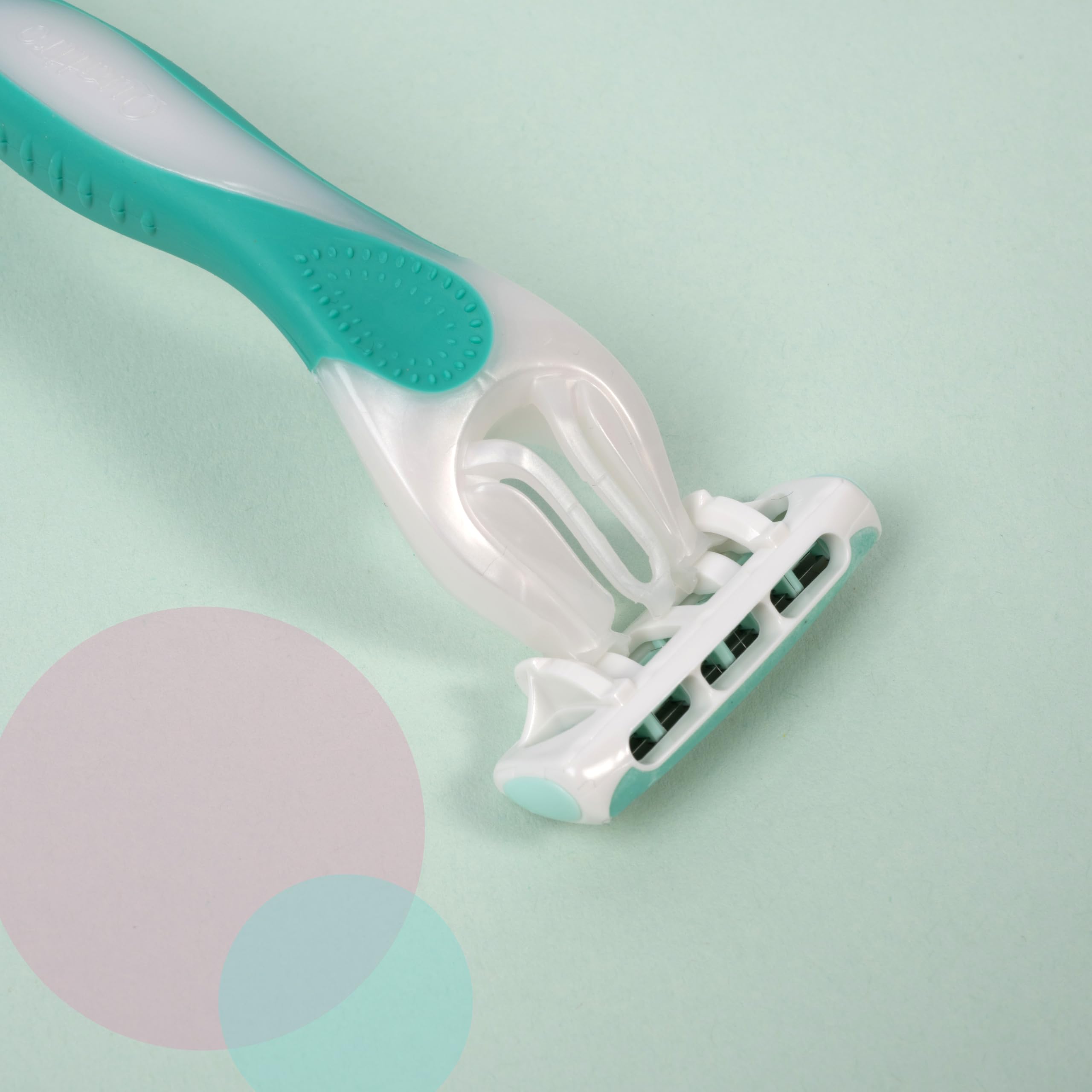 Wilkinson Sword - MyIntuition Smooth Sensitive Quattro - Rasoio Usa & Getta - Rasoio a 4 Lame per Donna - 2 Strisce Lubrificanti con Aloe Vera e Vitamina E - Confezione 3+1