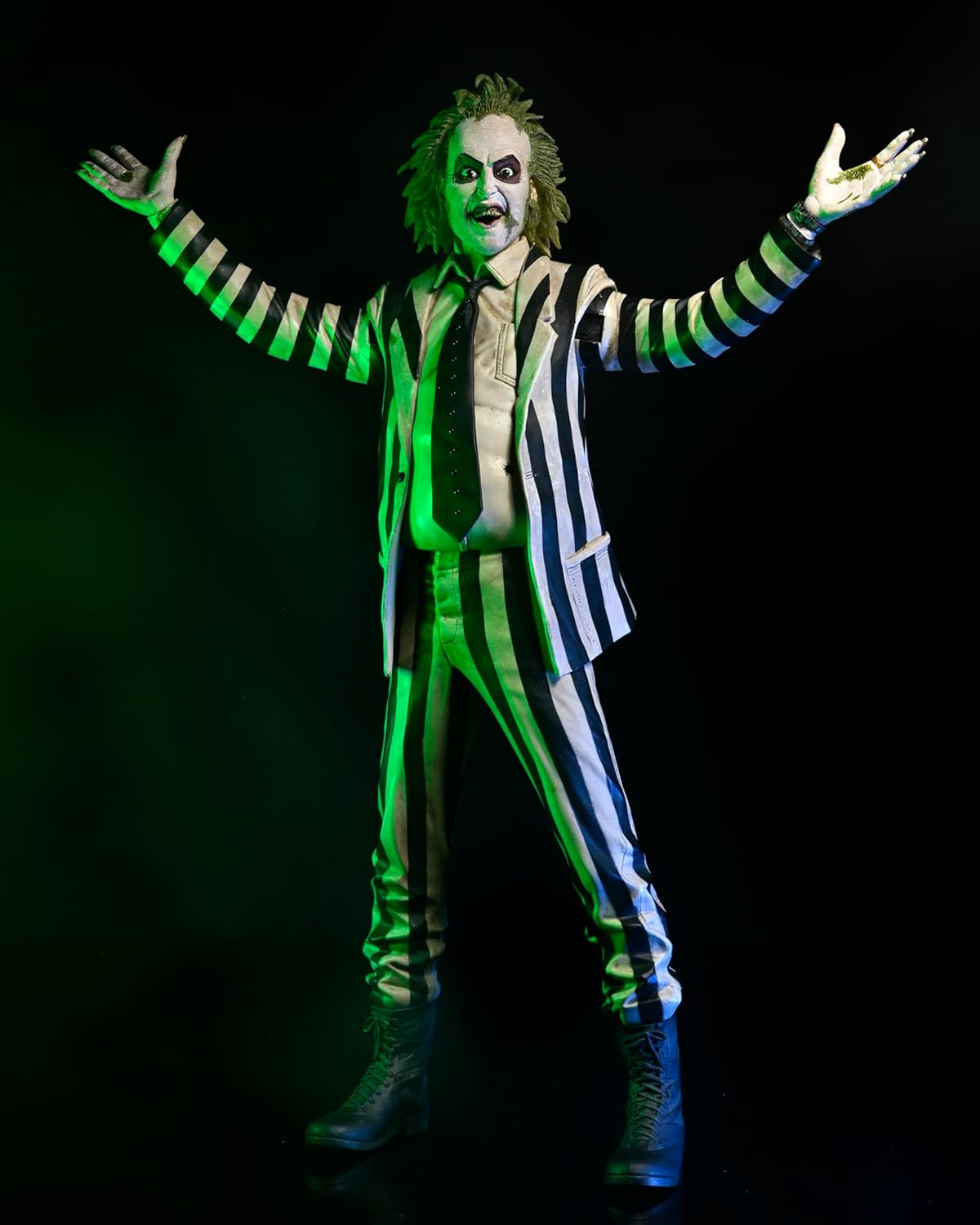 NECA - Beetlejuice - 1/4 Scale Figure - Striped Suit Beetlejuice with sound