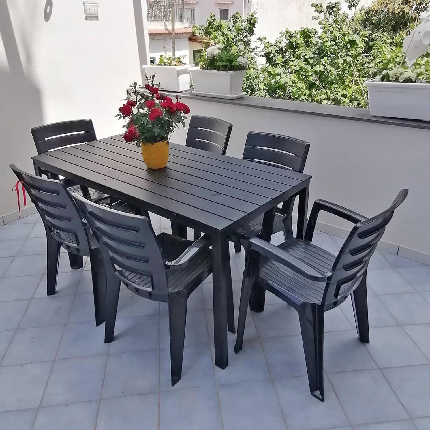 Conjunto jardín exterior mesa y sillas para 6 personas, mesa rectangular de acero con listones de polietileno efecto madera, 6 sillas apilables de resina - Thomas & Anita (Antracita)