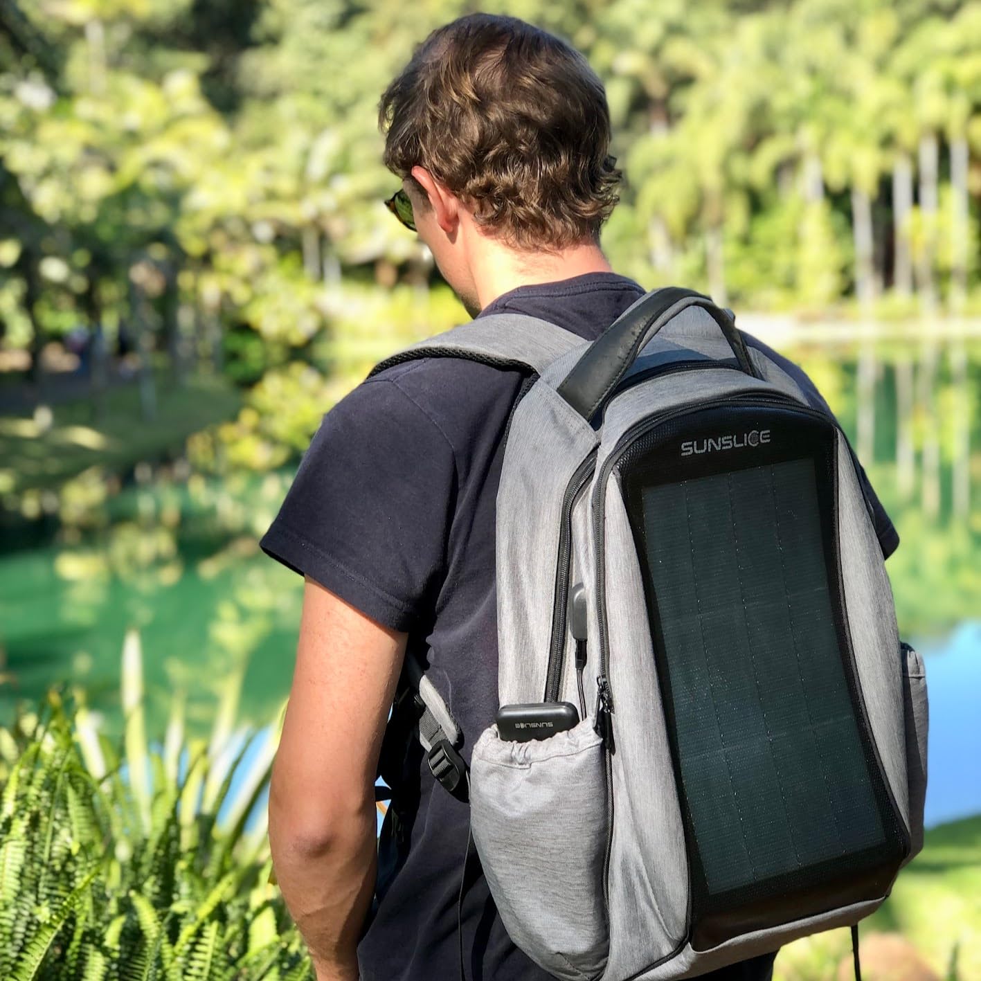 Sunslice | Zaino con pannello solare per laptop, borsa da viaggio con celle solari flessibili e potenti, resistente agli urti e ai graffi, ideale per escursioni o campeggio, grigia.